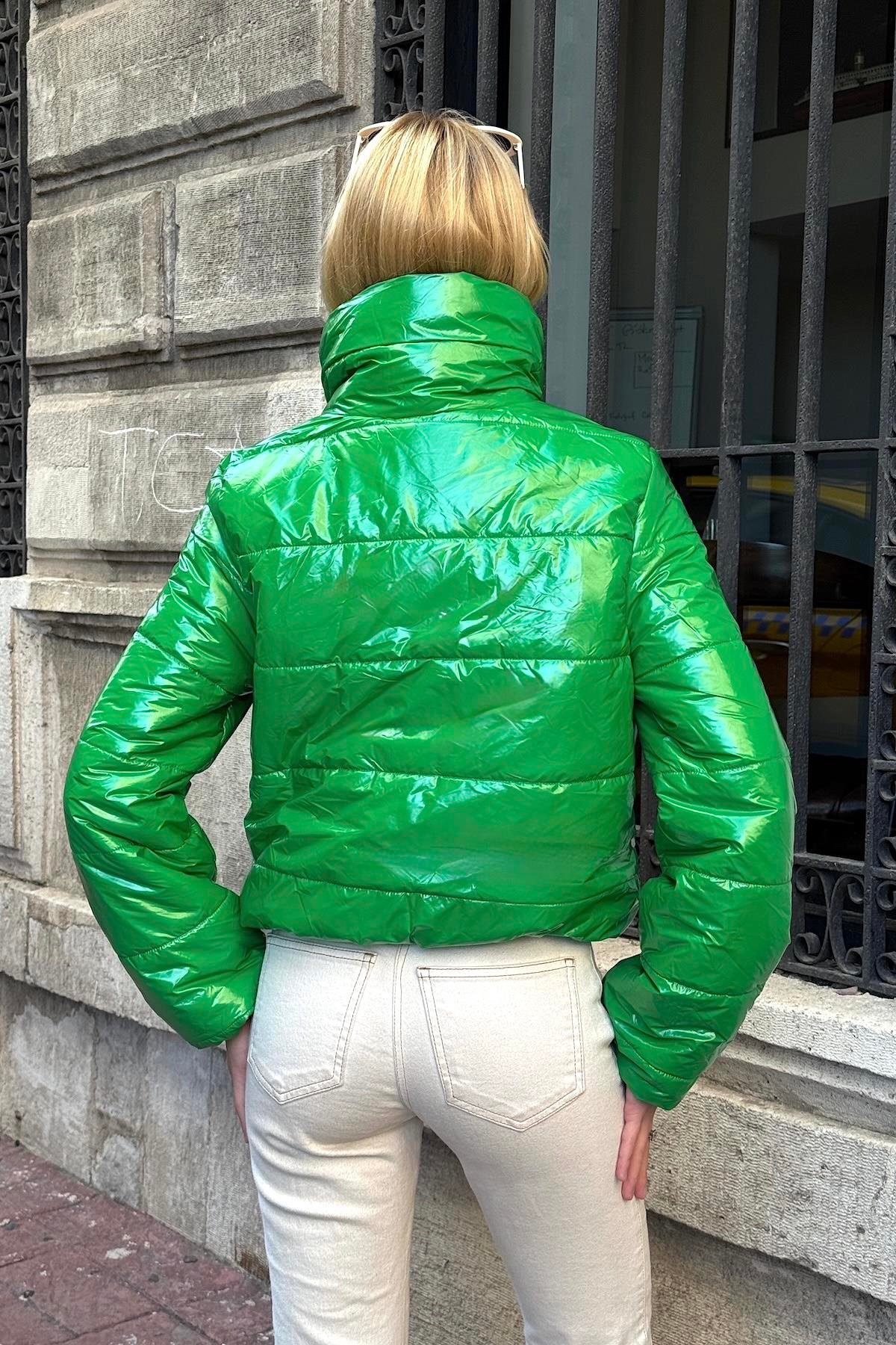 معطف أخضر لامع أخضر طوق قصير قابل للنفخ بياقة قصيرة طاردة للماء