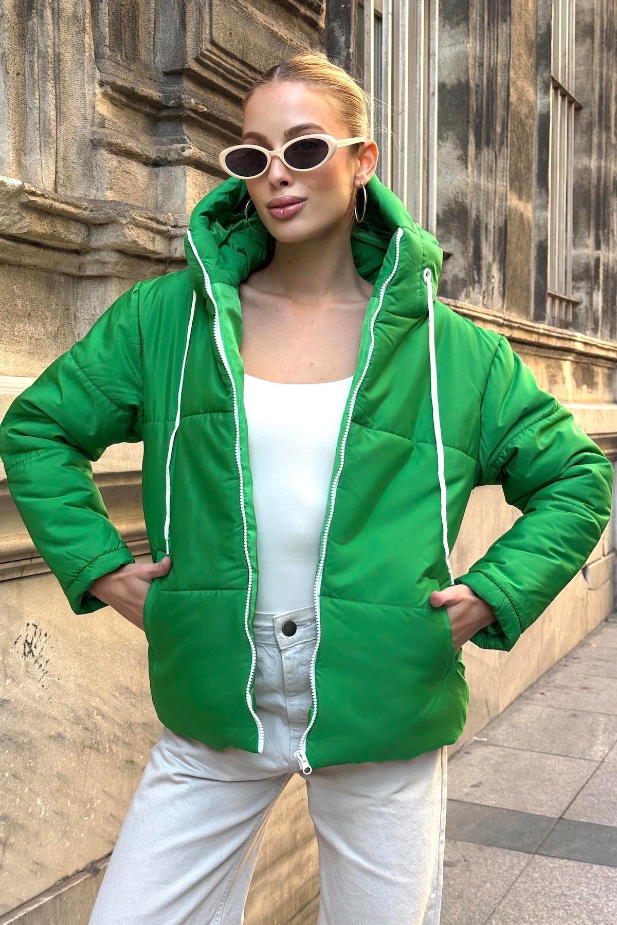 معطف أخضر مضاد للماء بغطاء رأس قابل للنفخ بغطاء رأس أخضر