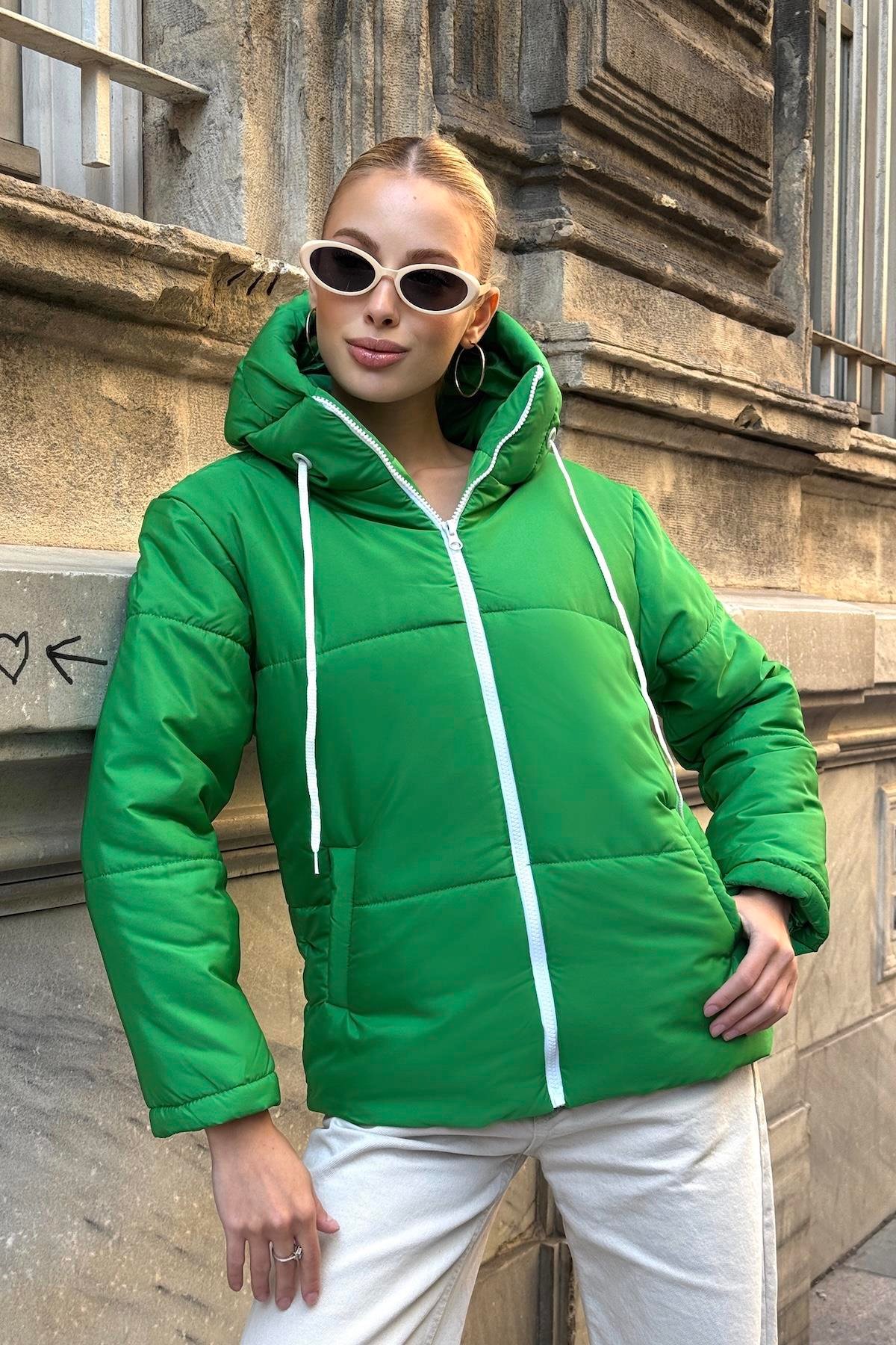 معطف أخضر مضاد للماء بغطاء رأس قابل للنفخ بغطاء رأس أخضر