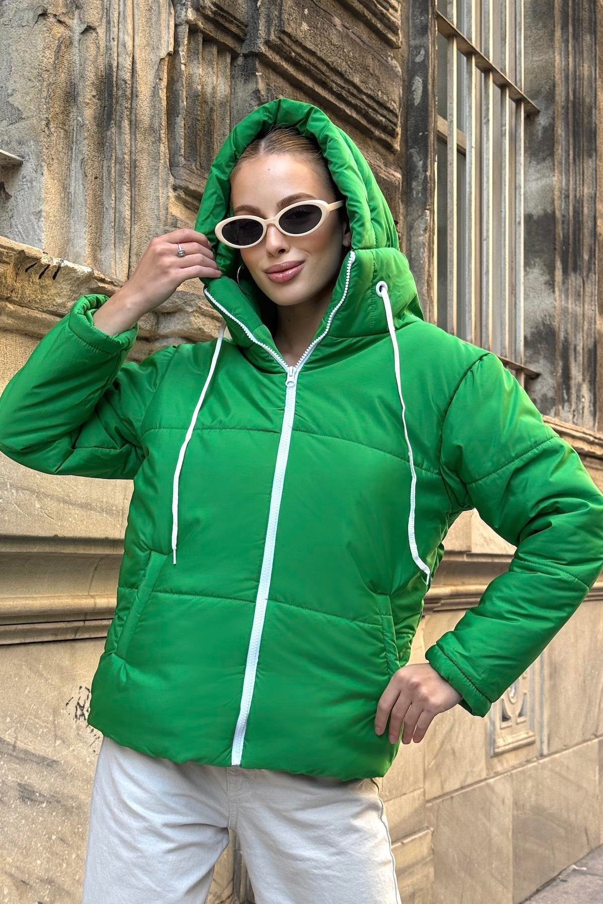 معطف أخضر مضاد للماء بغطاء رأس قابل للنفخ بغطاء رأس أخضر