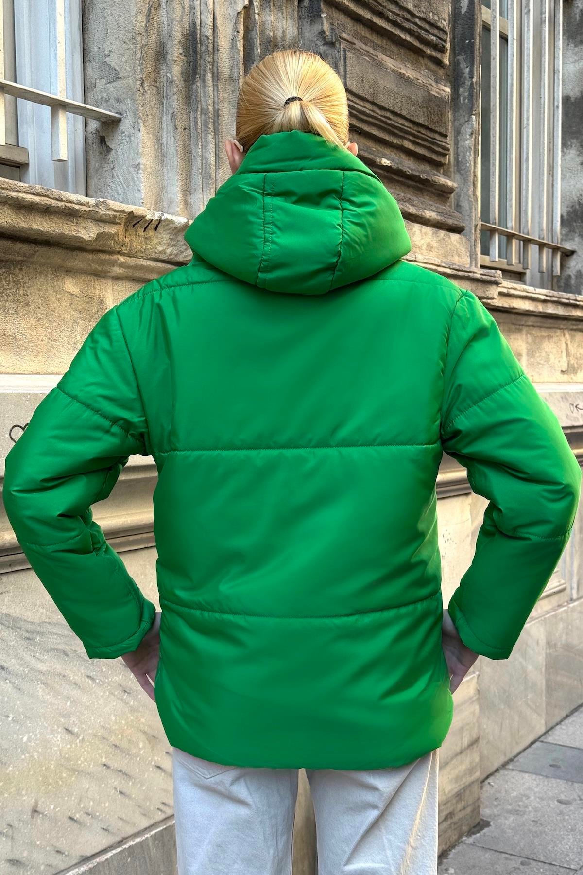 معطف أخضر مضاد للماء بغطاء رأس قابل للنفخ بغطاء رأس أخضر