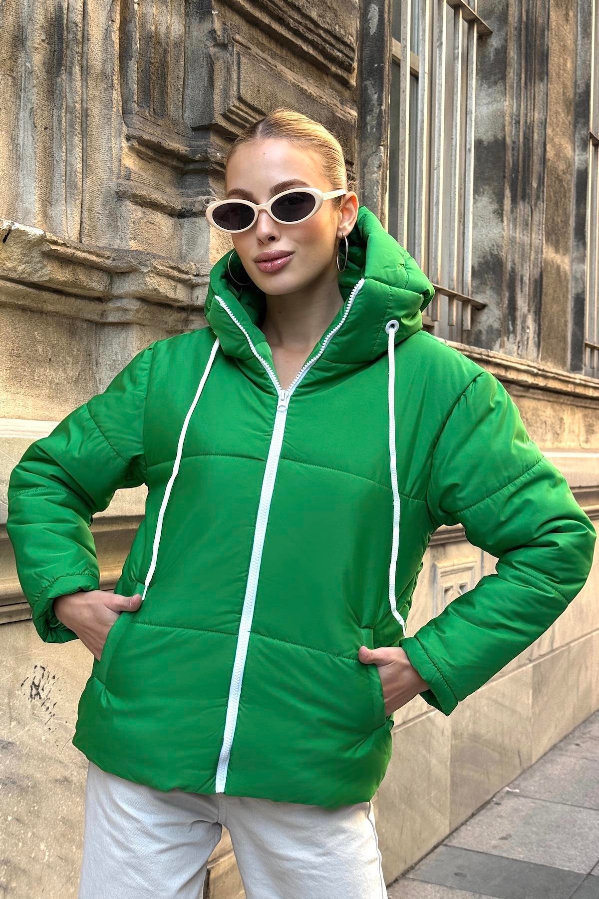 معطف أخضر مضاد للماء بغطاء رأس قابل للنفخ بغطاء رأس أخضر