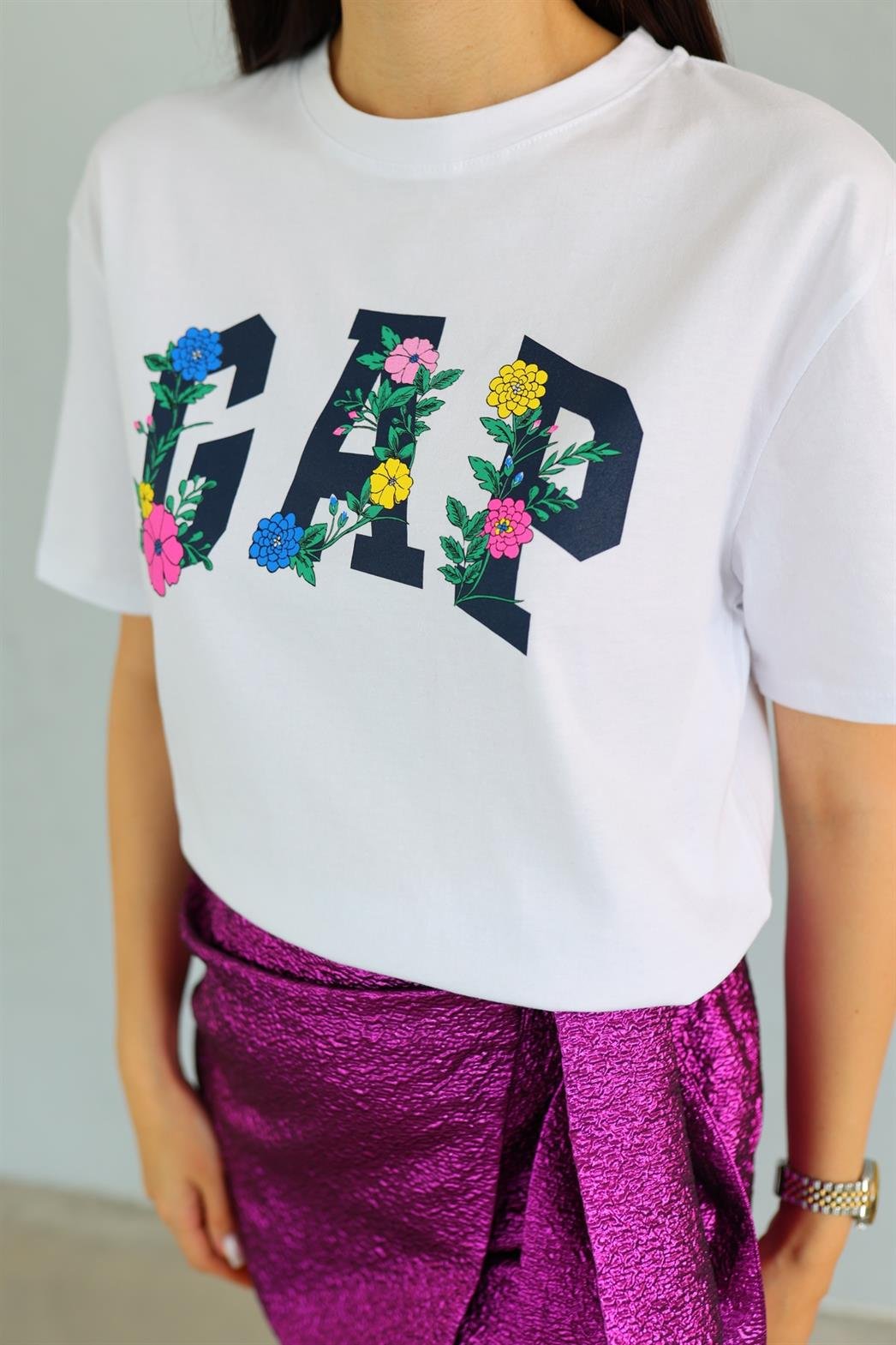 3 Harf Çiçekli Beyaz Tshirt