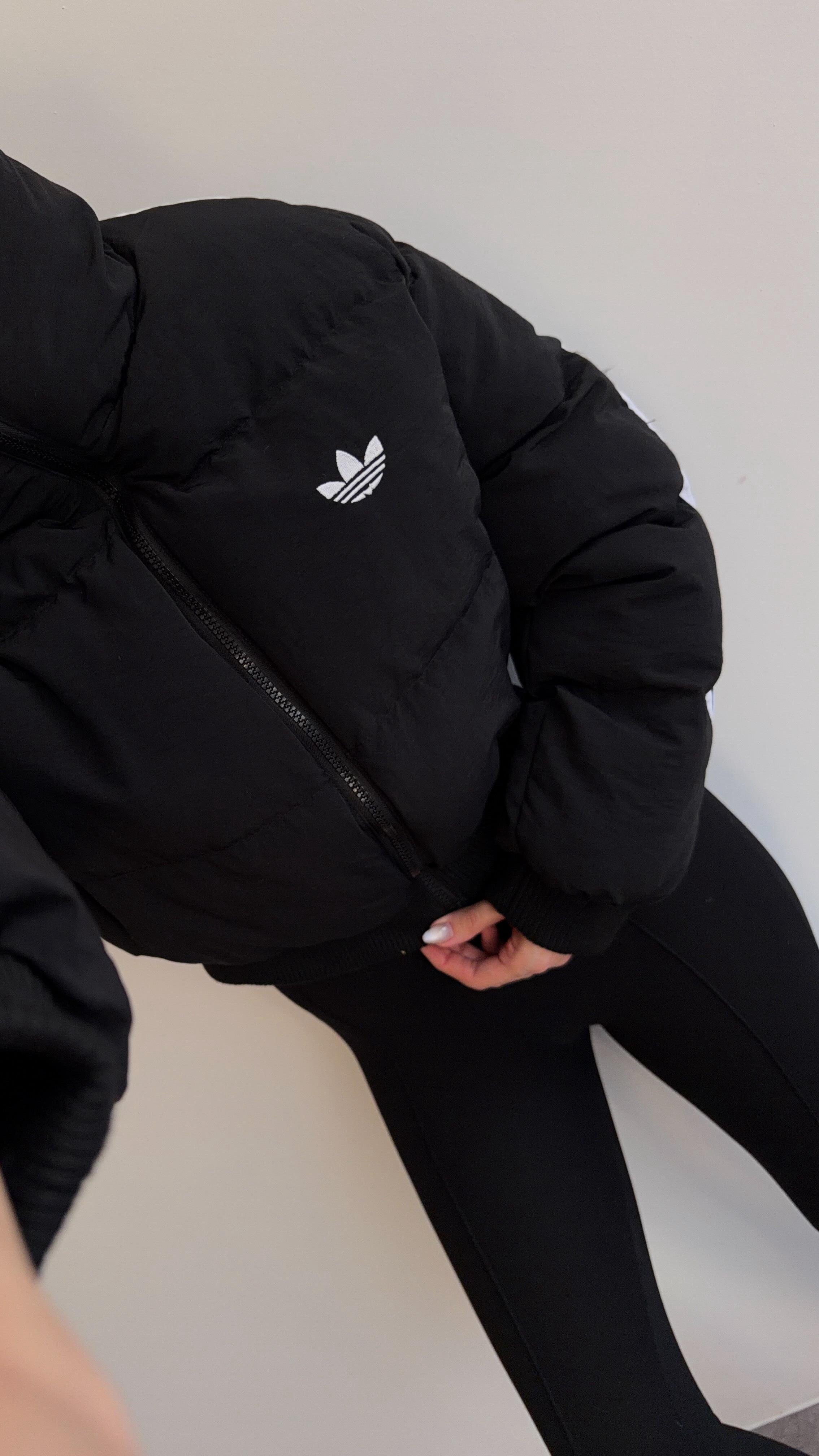 A Siyah Şişme Mont