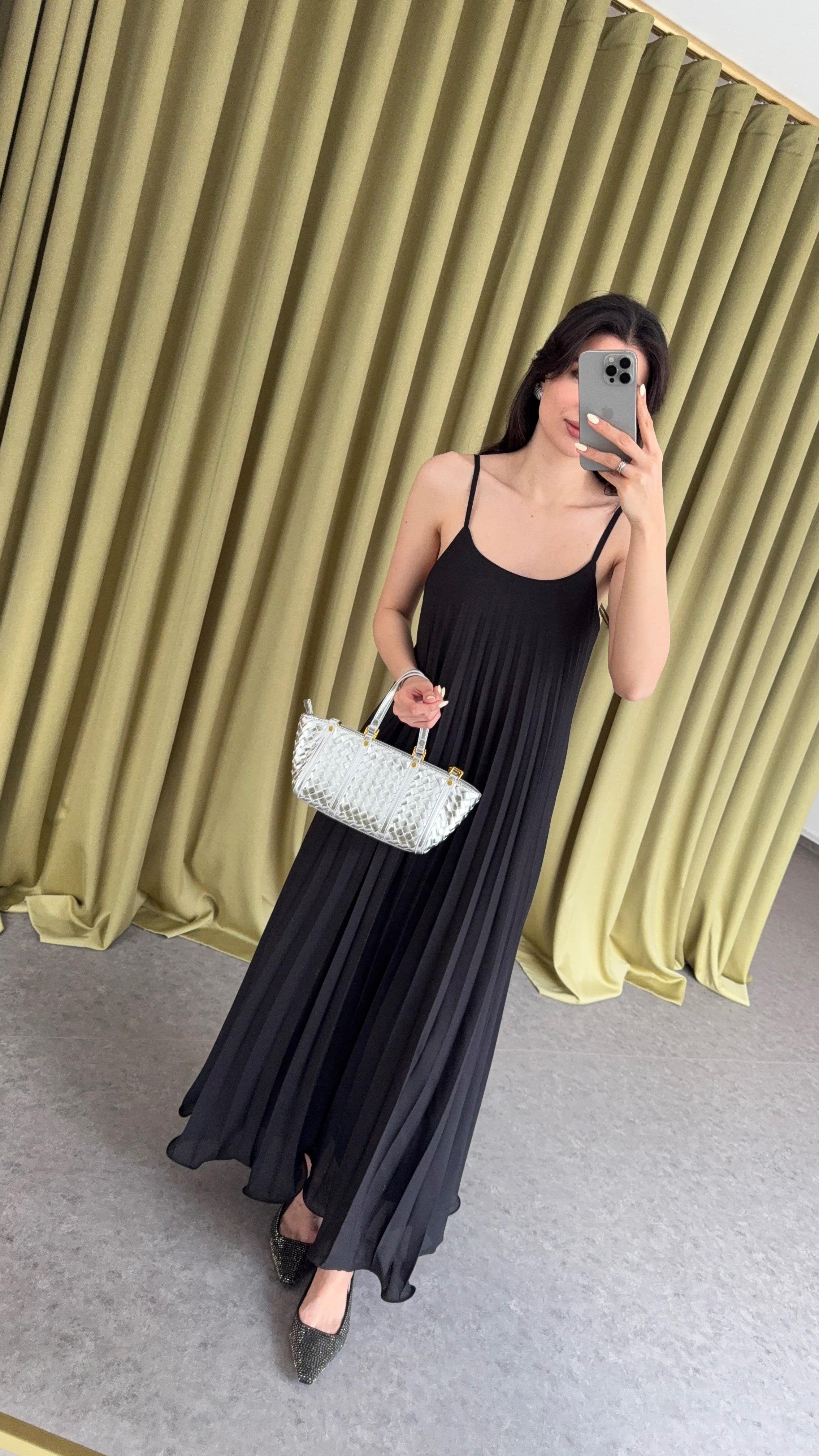 Askılı Pliseli Siyah Elbise