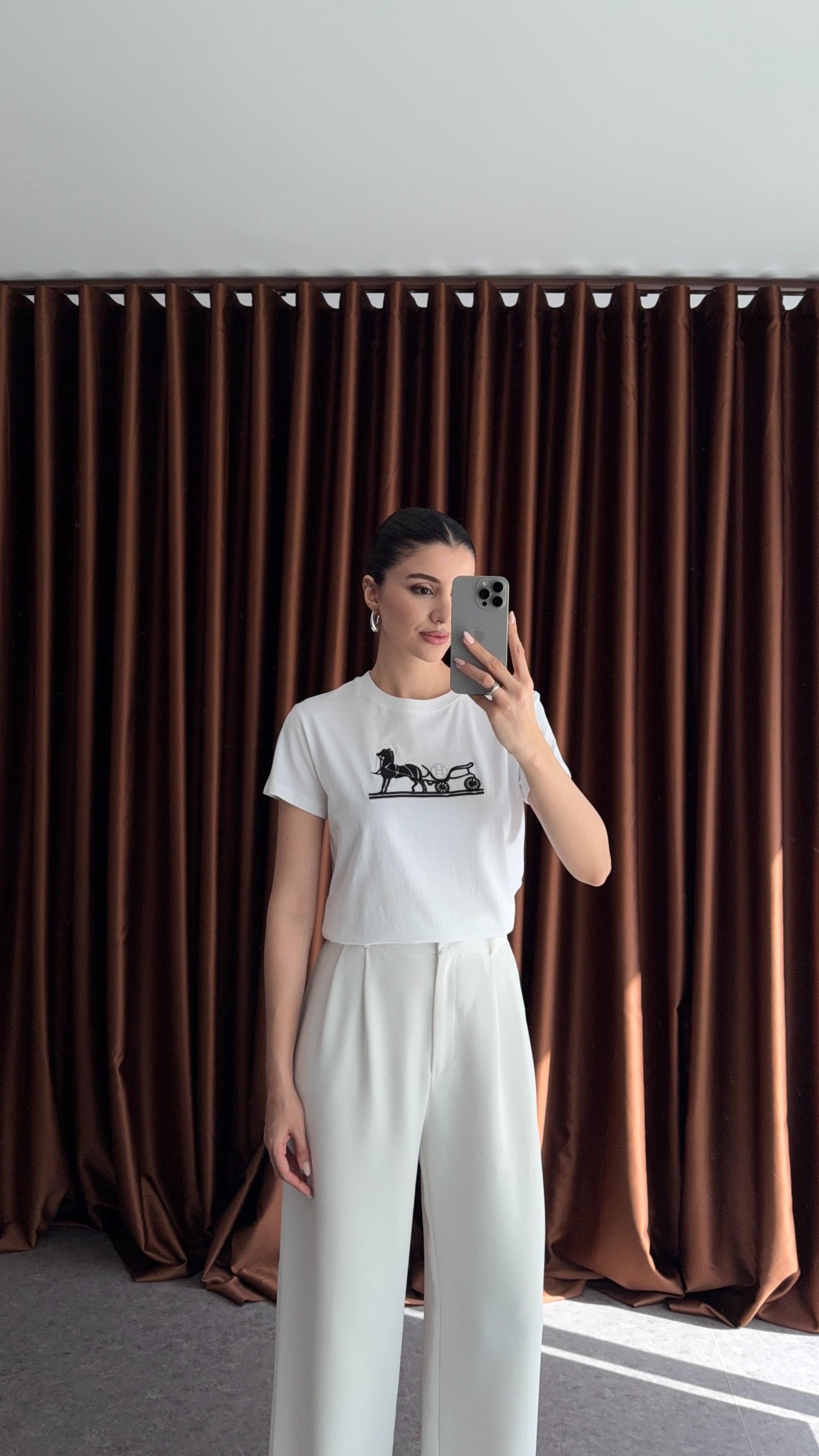 At Nakışlı Beyaz Tshirt
