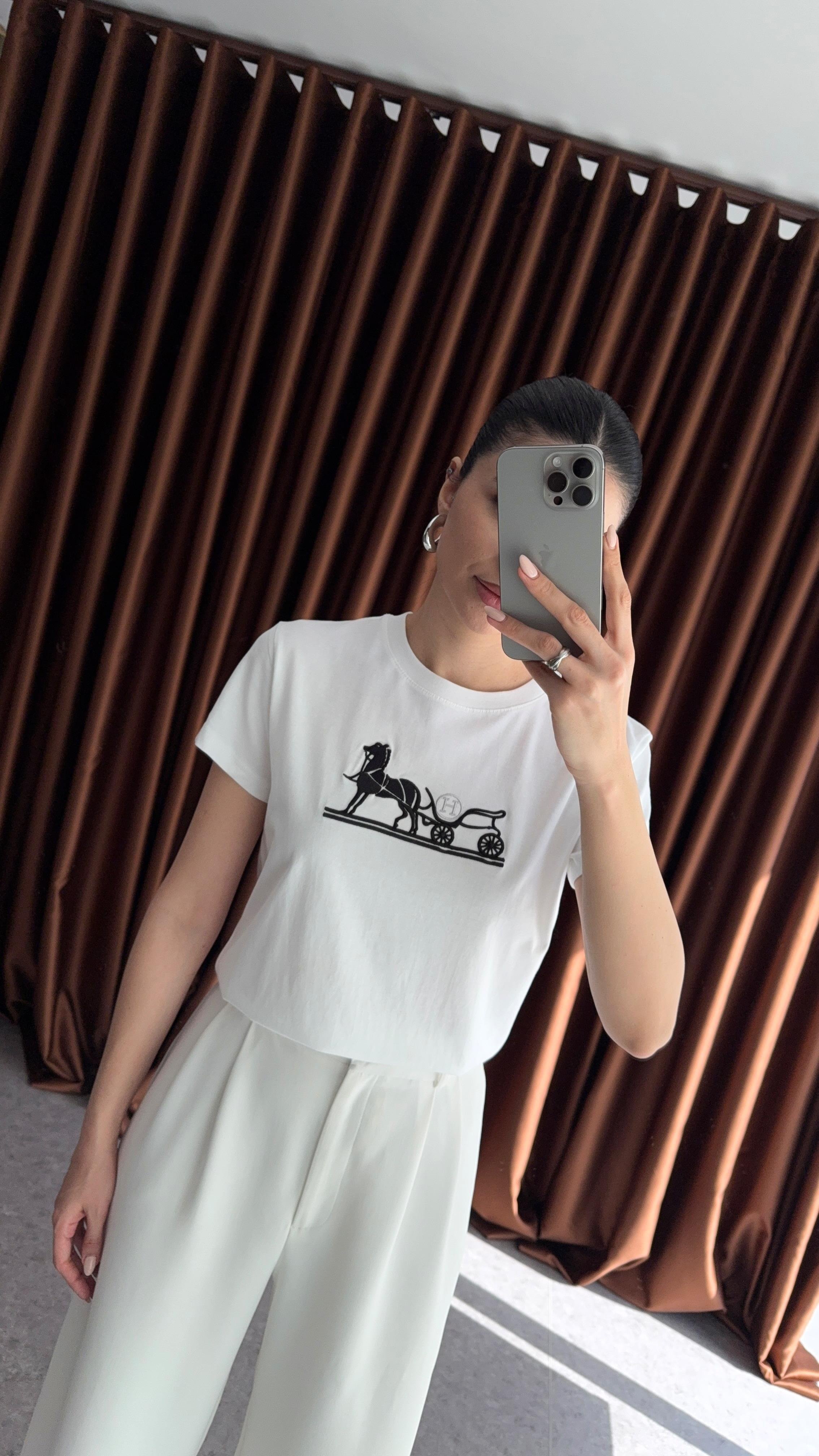 At Nakışlı Beyaz Tshirt
