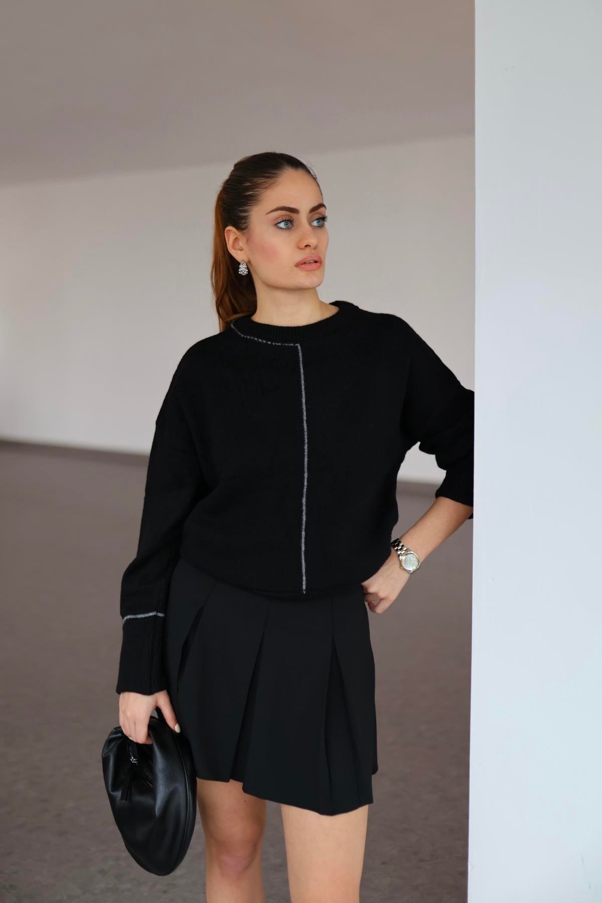 Beyaz Şeritli Siyah Kazak