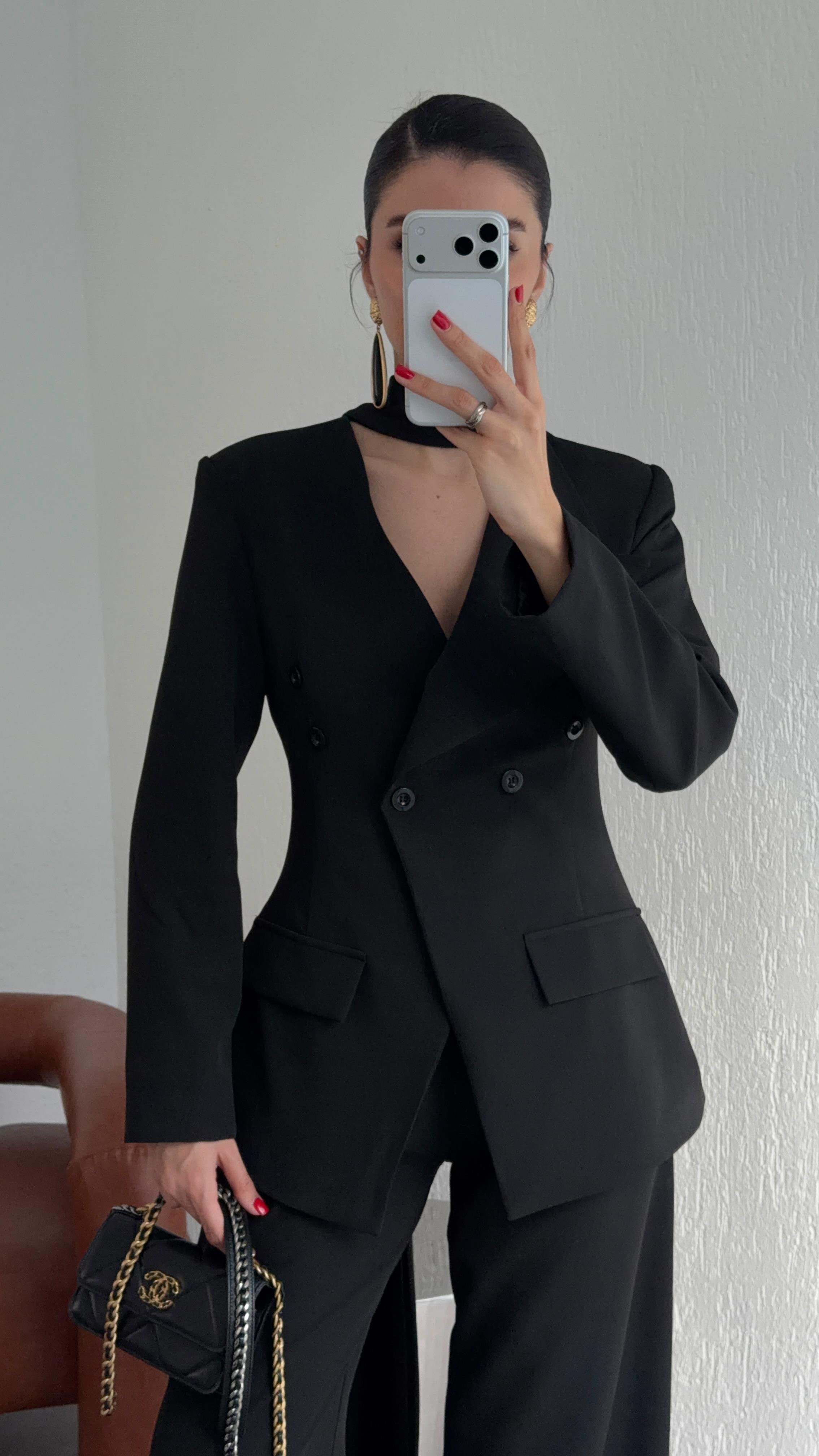 Boyun Detaylı Siyah Takım