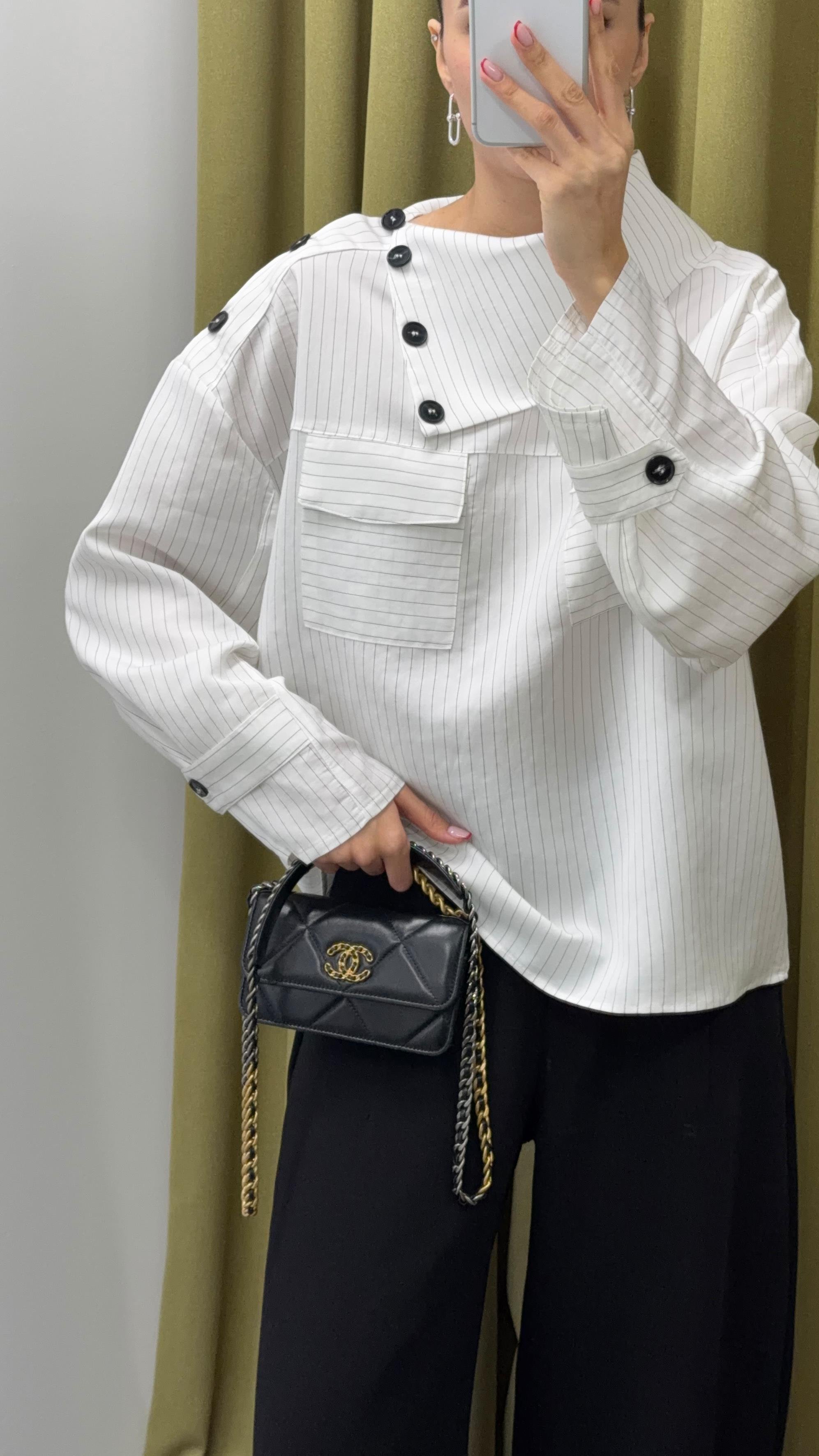 Boyun Düğmeli Çizgili Beyaz Gömlek