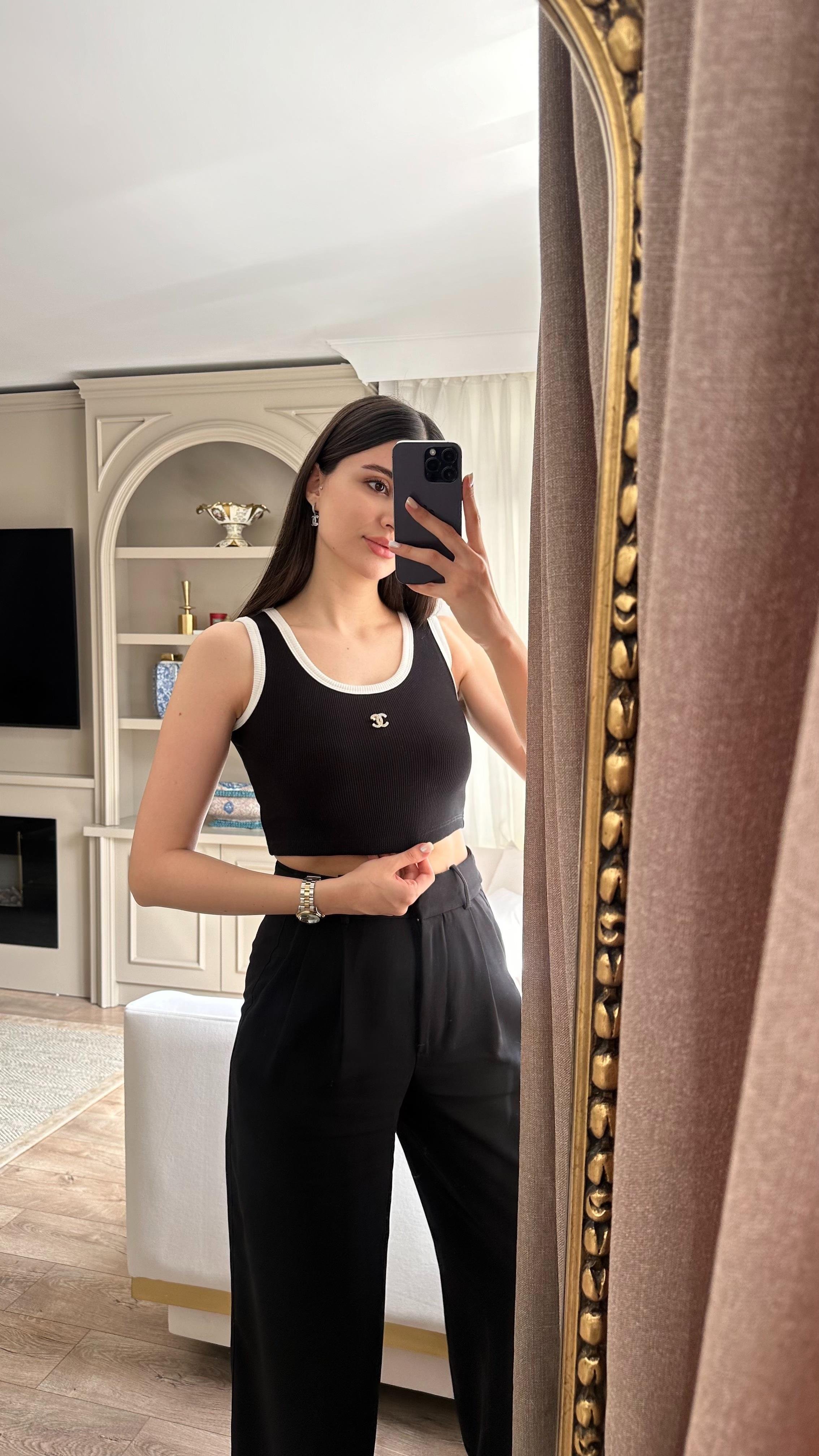 Broşlu Siyah Crop