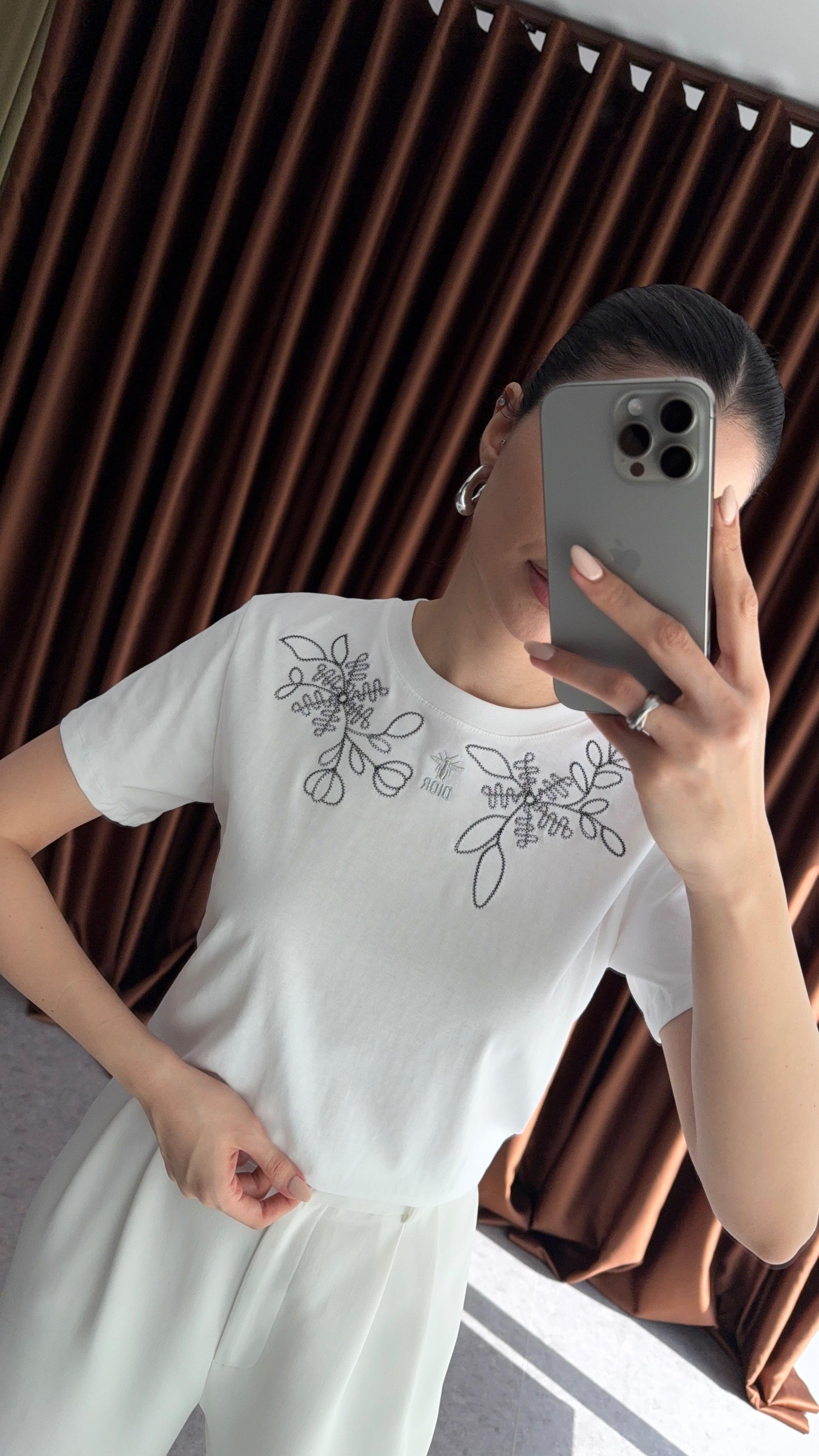 Çiçek Nakışlı Beyaz Tshirt