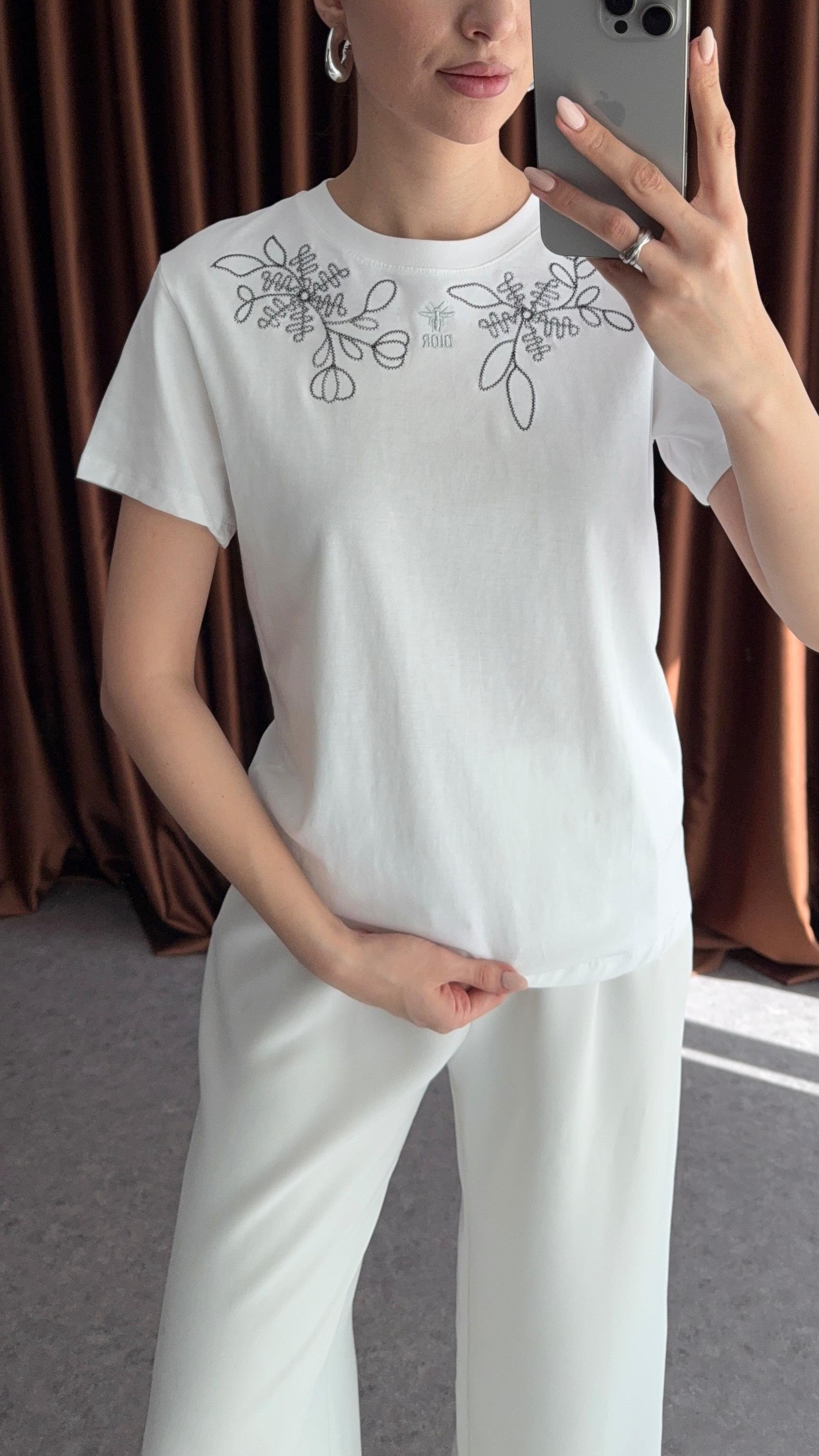 Çiçek Nakışlı Beyaz Tshirt