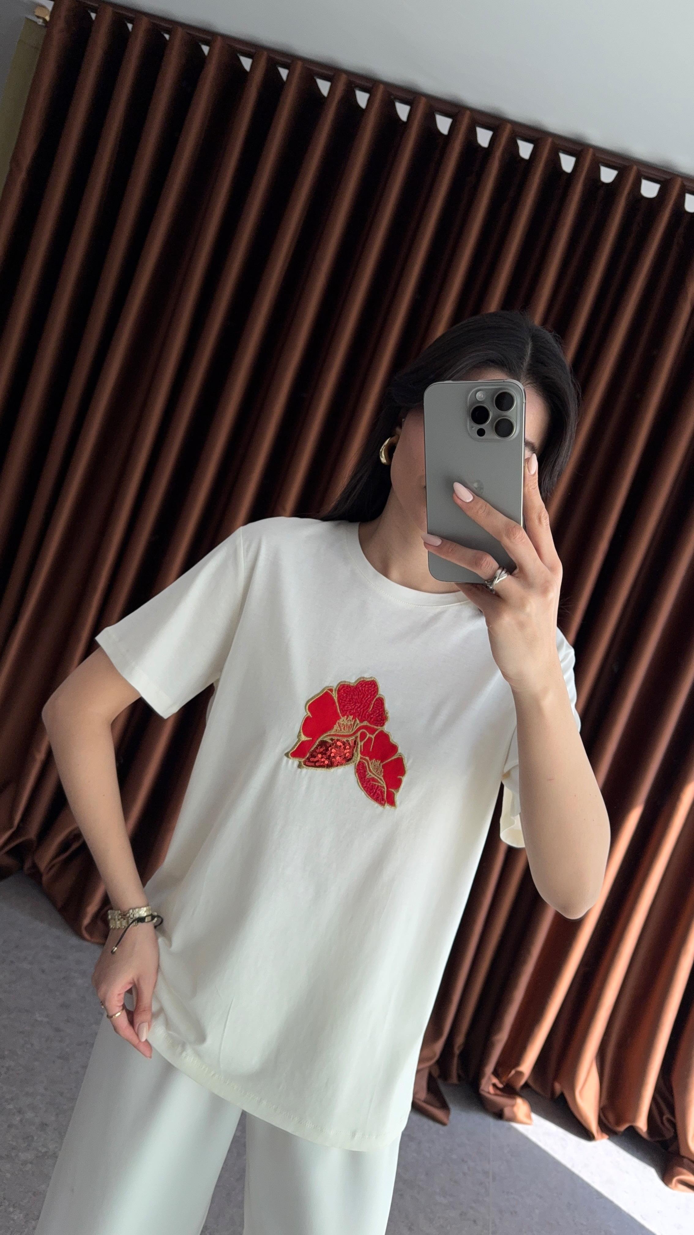Çiçek Nakışlı Tshirt