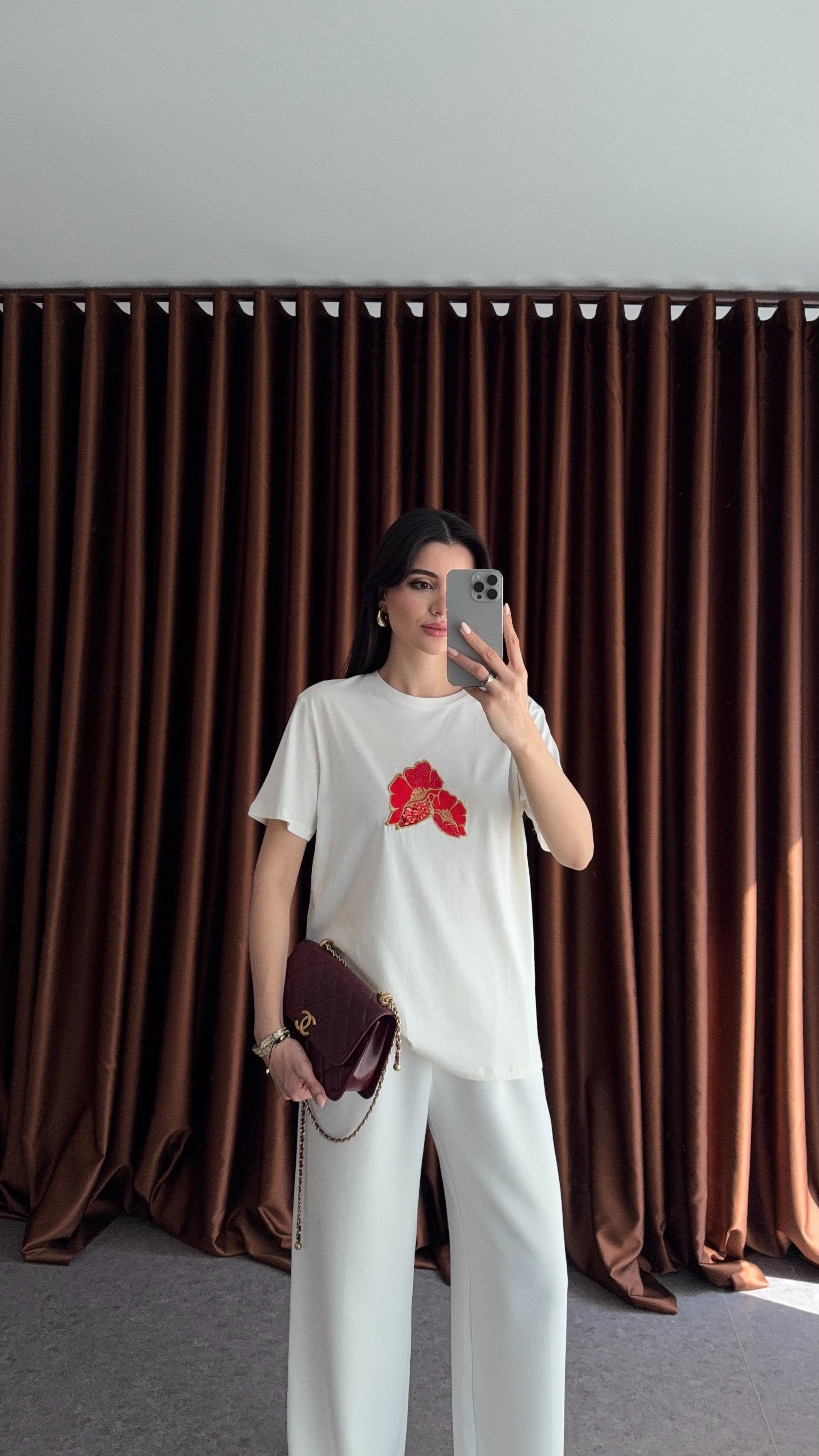 Çiçek Nakışlı Tshirt