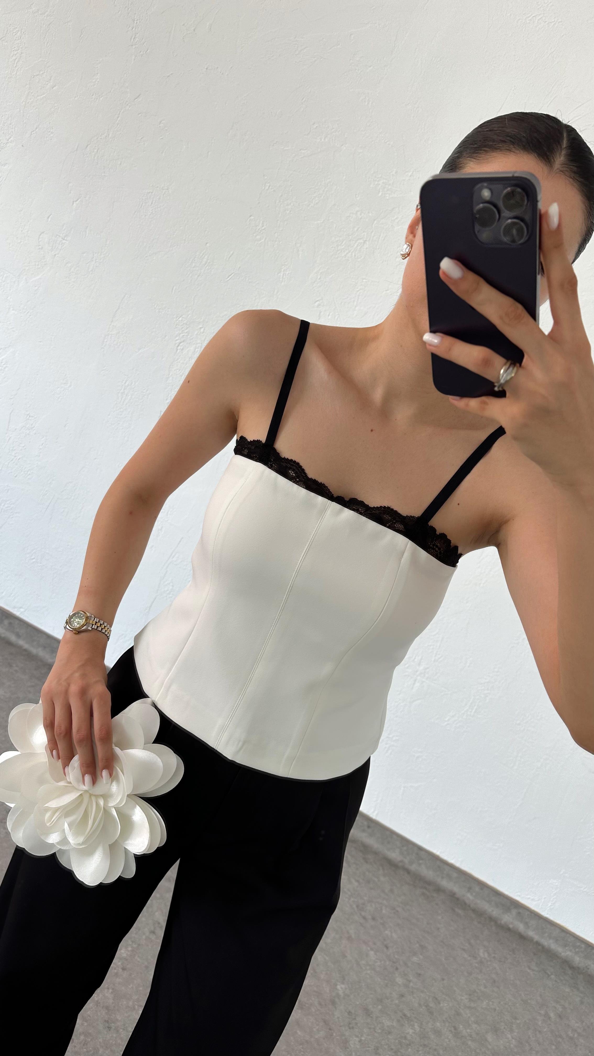 Dantelli Astarlı Beyaz Bluz