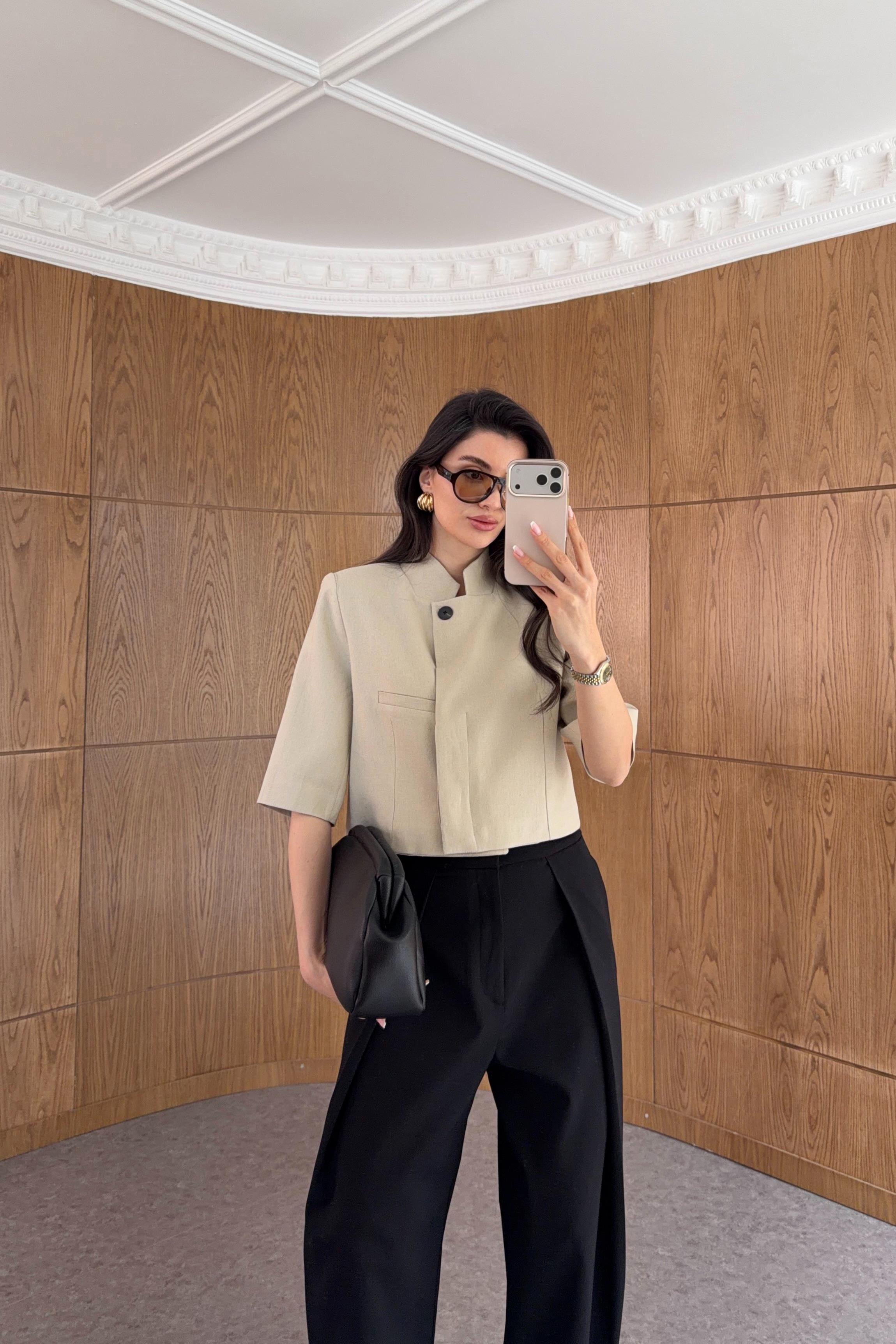Dik Yaka Bej Minimal Crop Ceket