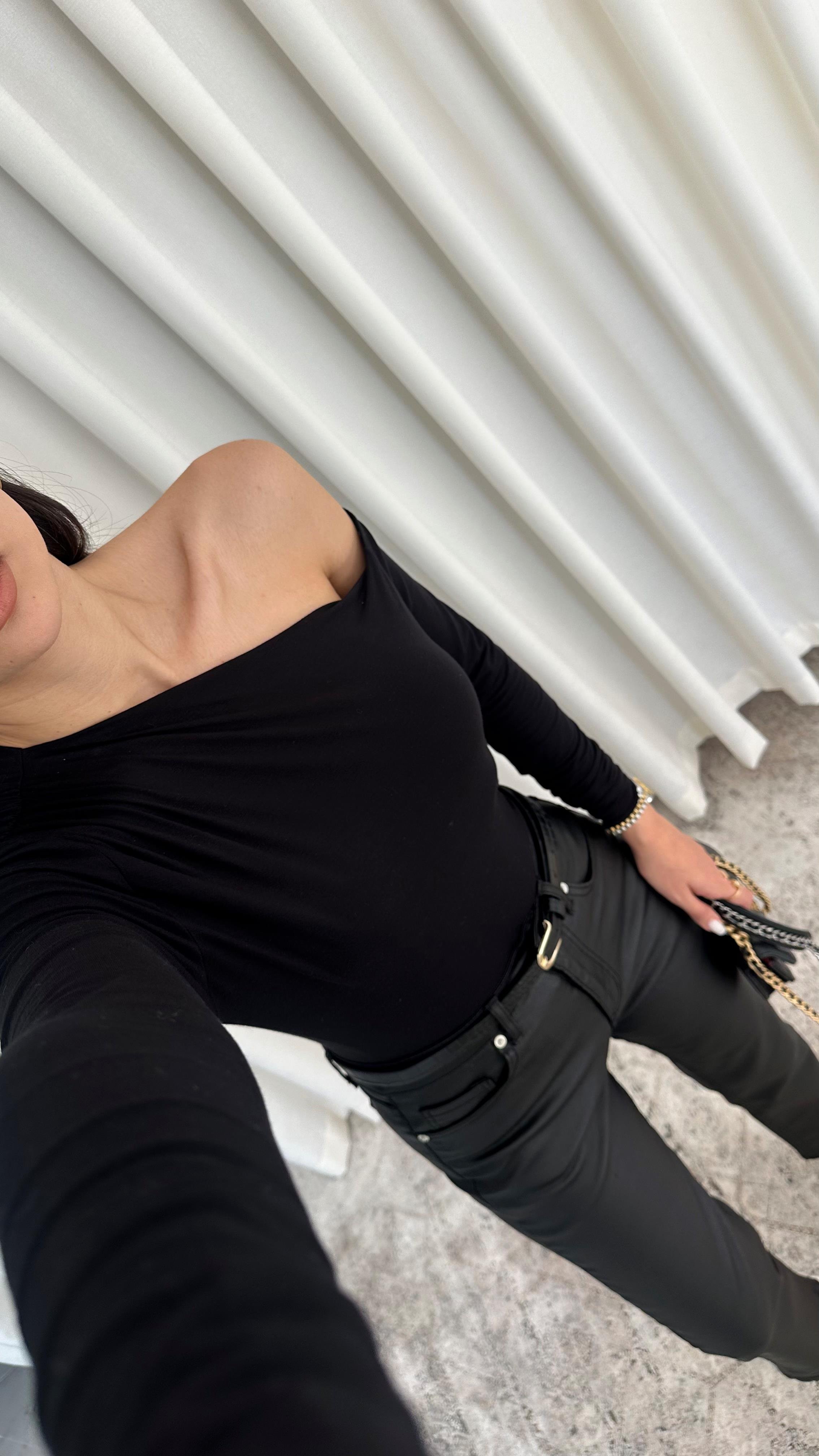 Düşük Omuzlu Likralı Basic Siyah Bluz