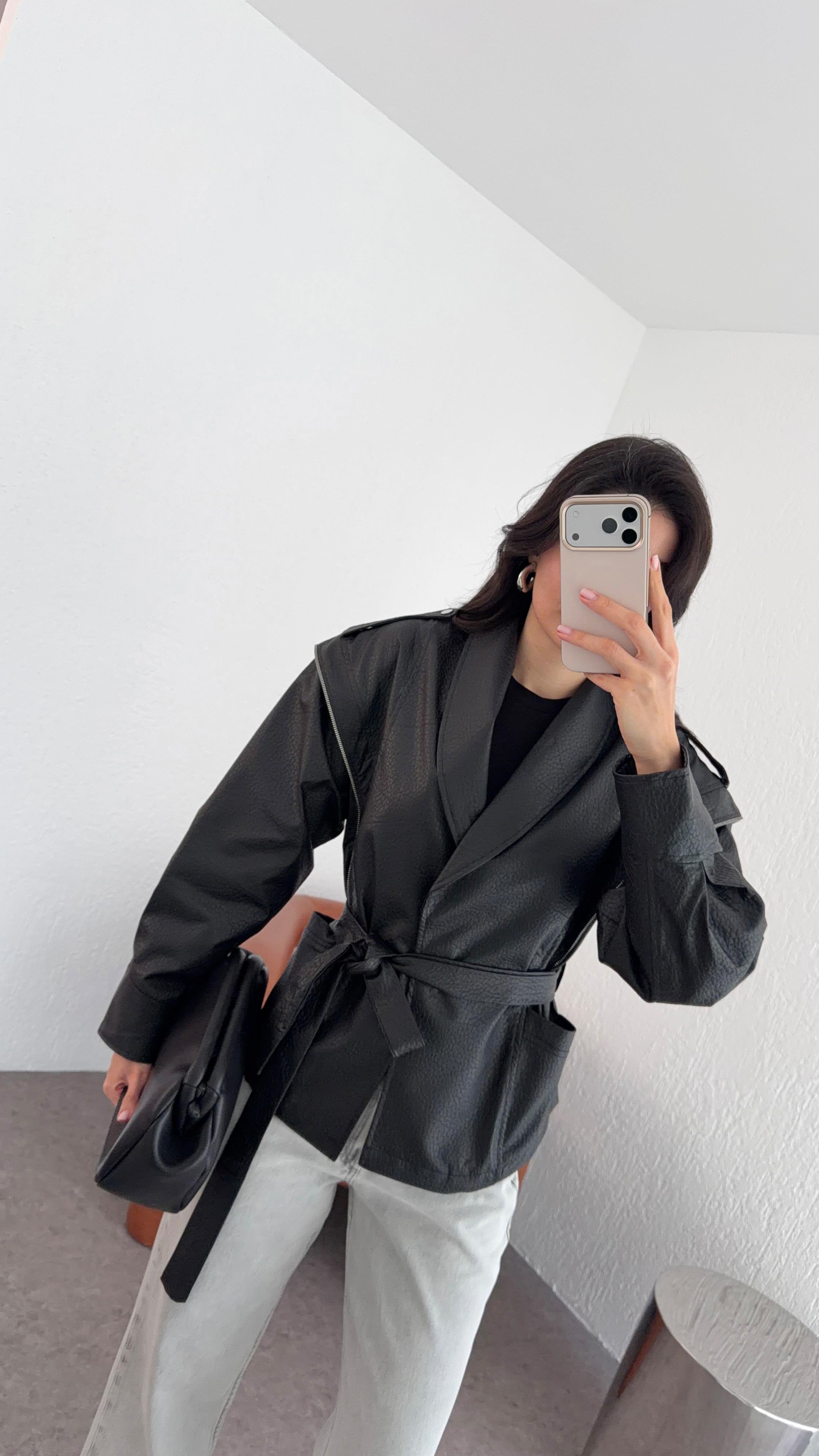 Fermuar Detaylı Siyah Deri Ceket