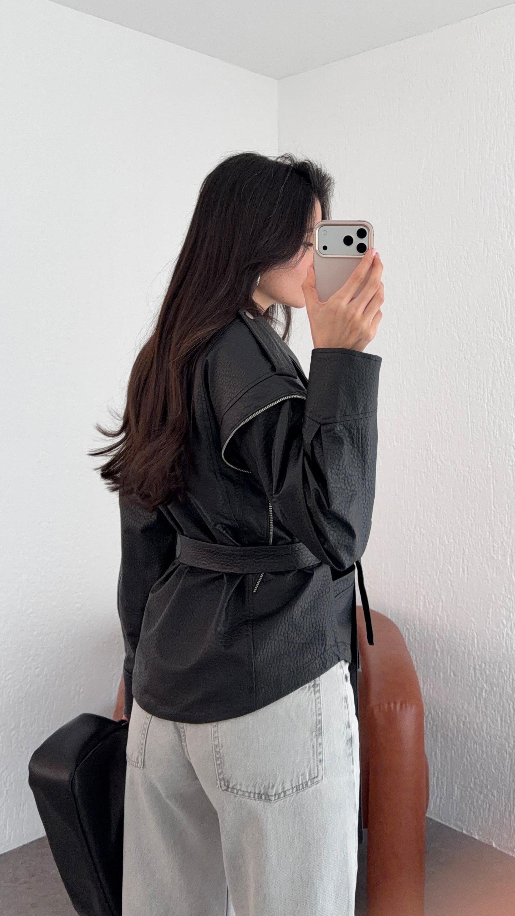 Fermuar Detaylı Siyah Deri Ceket