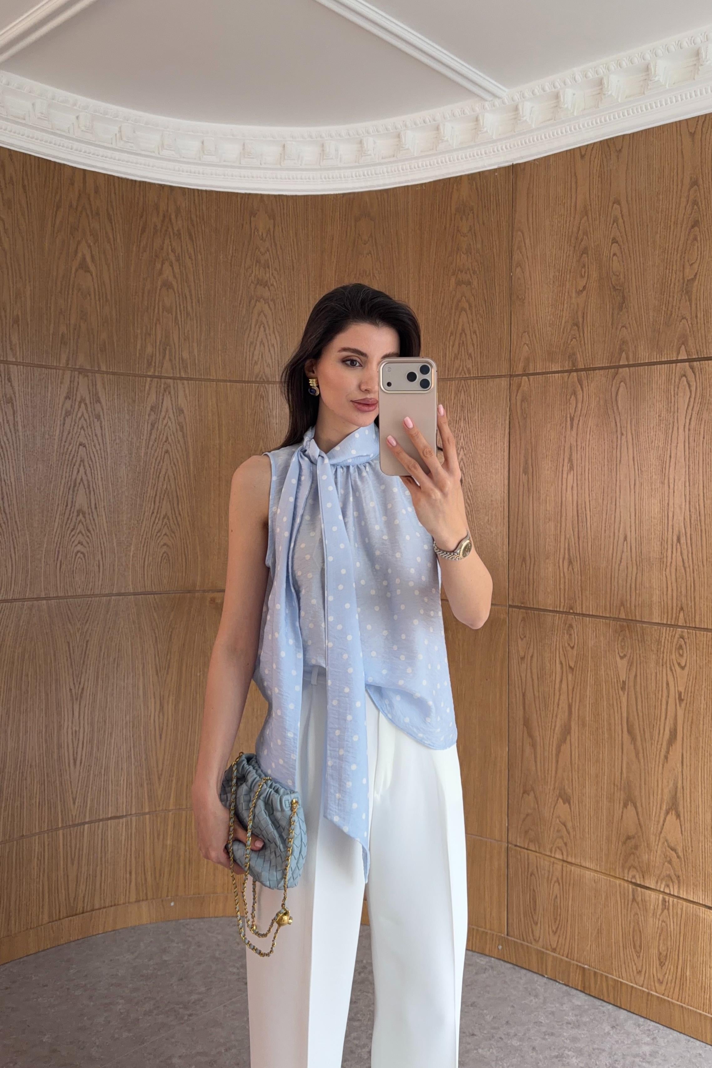 Fularlı Halter Yaka Puantiyeli Mavi Bluz