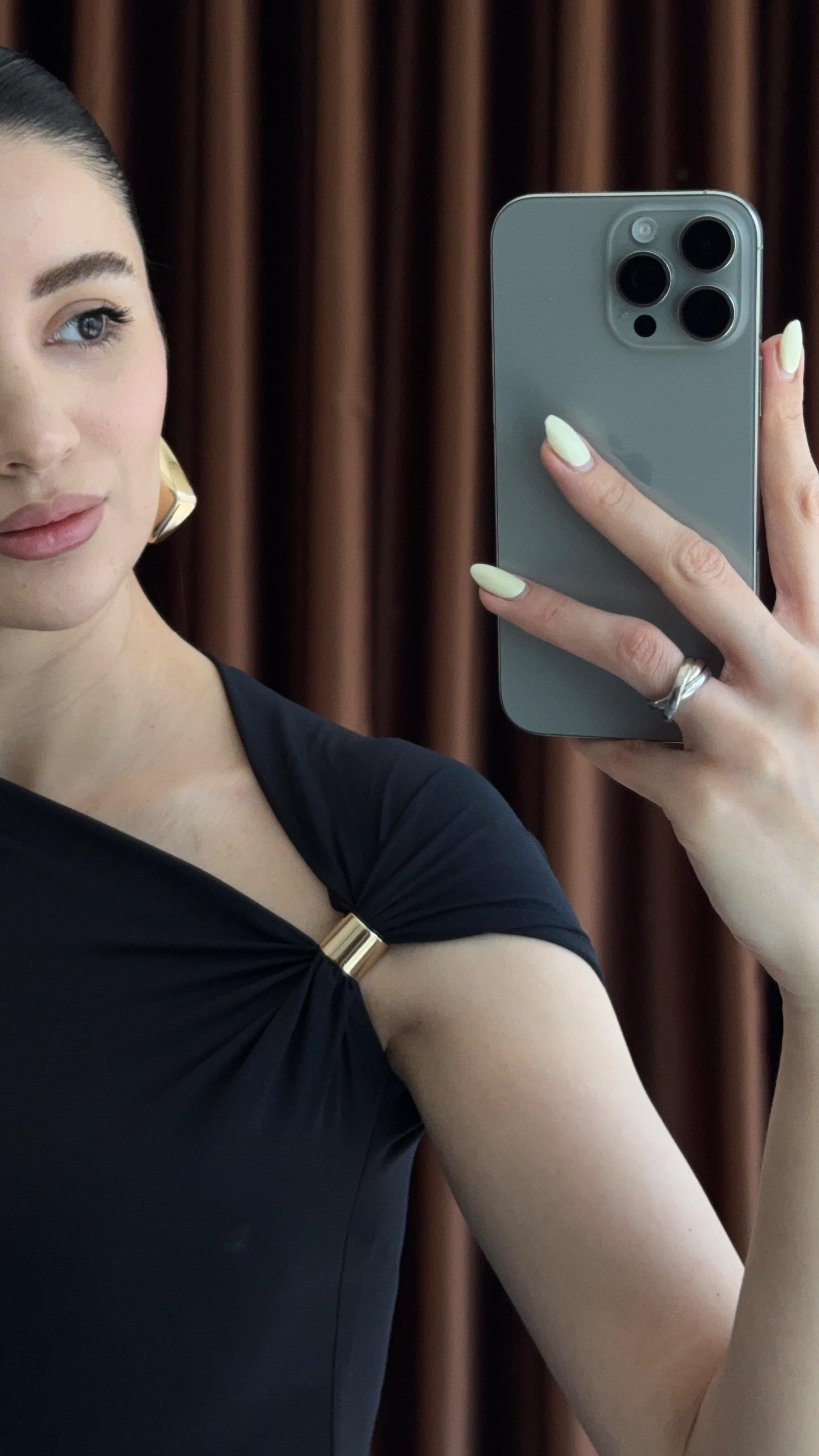 Gold Detaylı Siyah Bluz