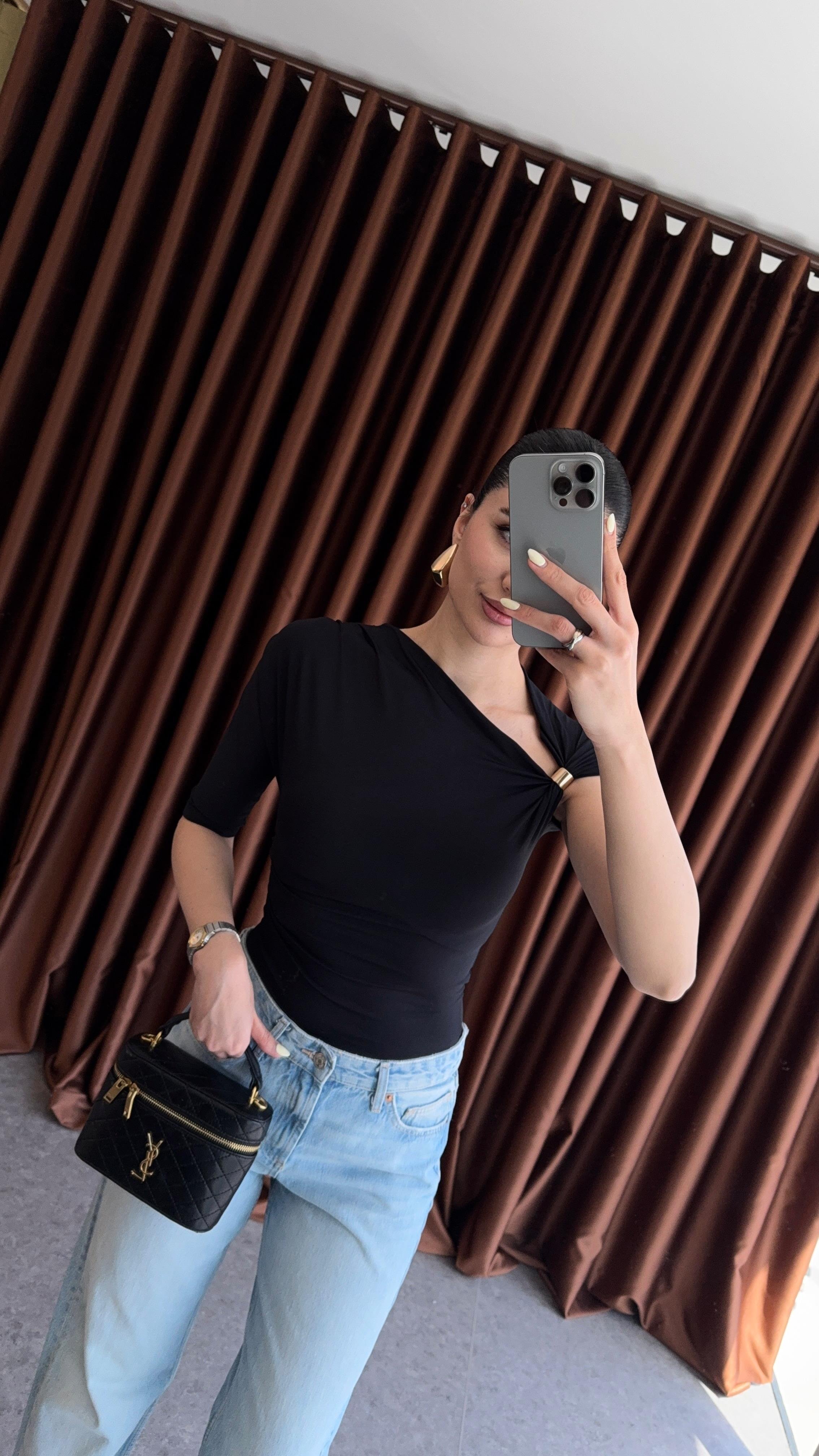 Gold Detaylı Siyah Bluz