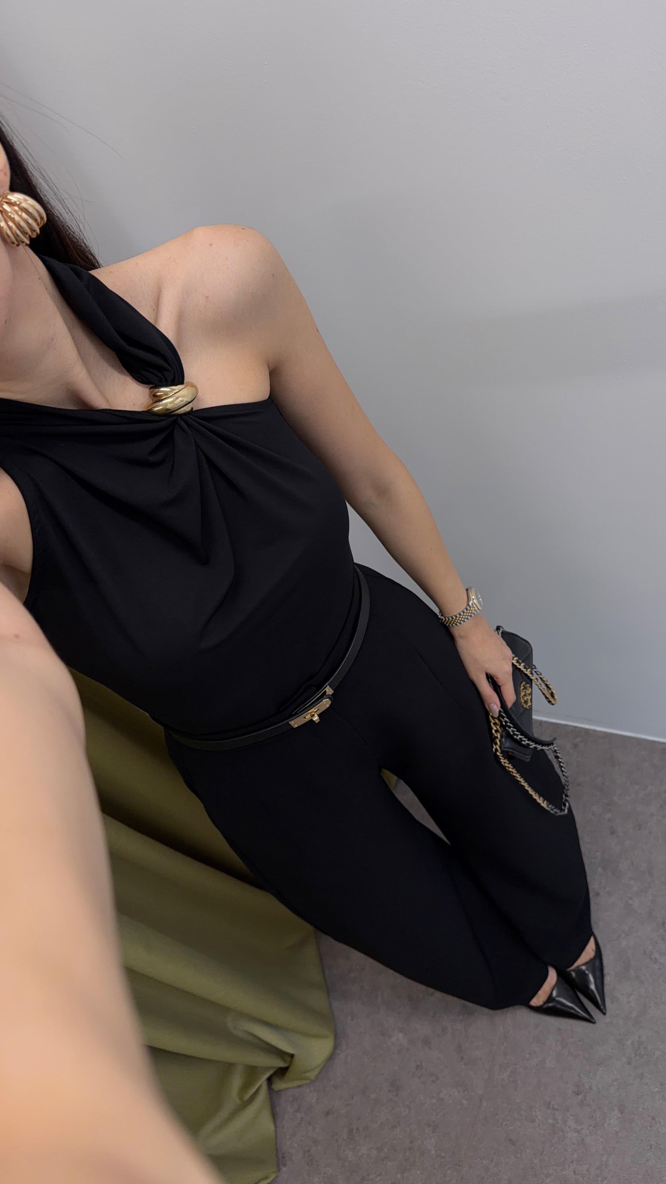 Gold Tokalı Tek Omuz Siyah Bluz