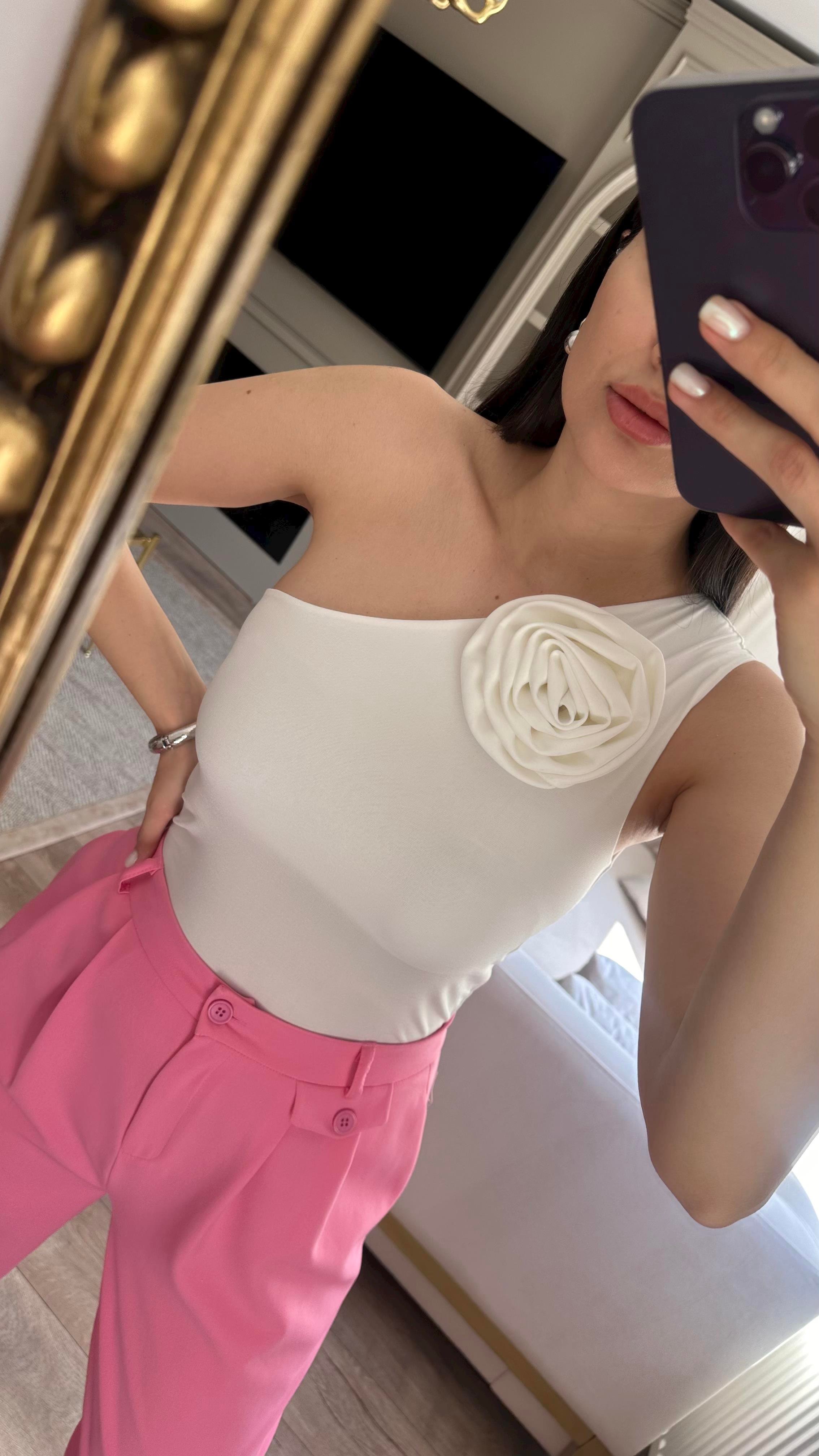 Gül Broşlu Beyaz Bluz
