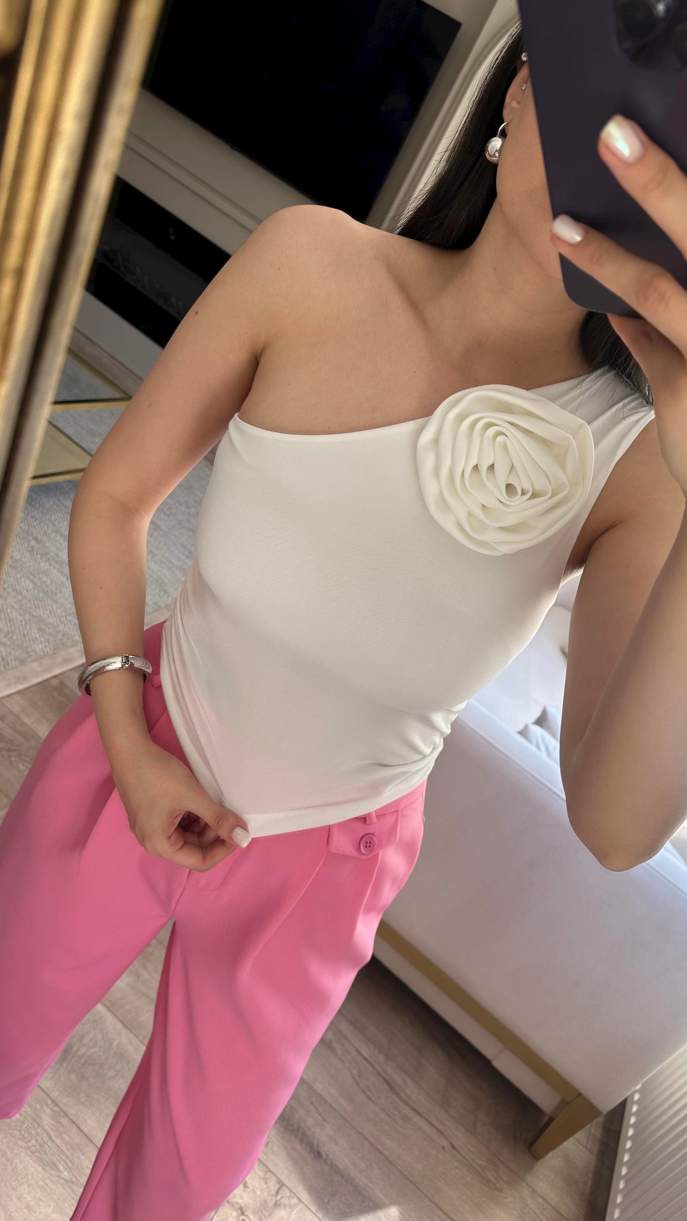 Gül Broşlu Beyaz Bluz