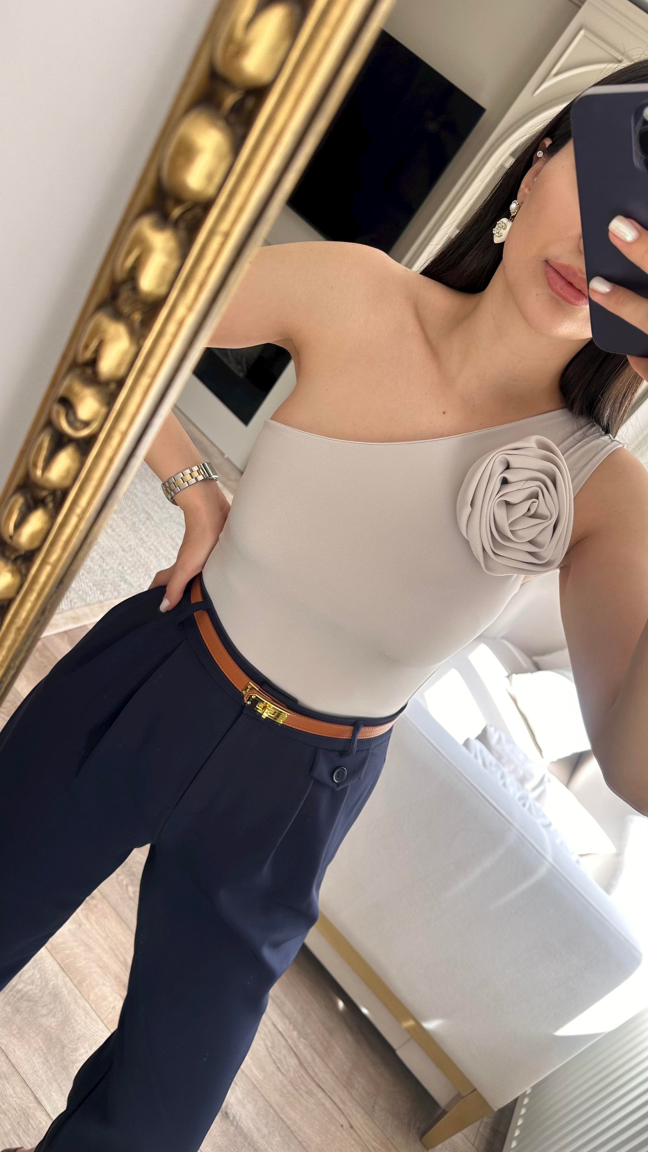 Gül Broşlu Krem Bluz