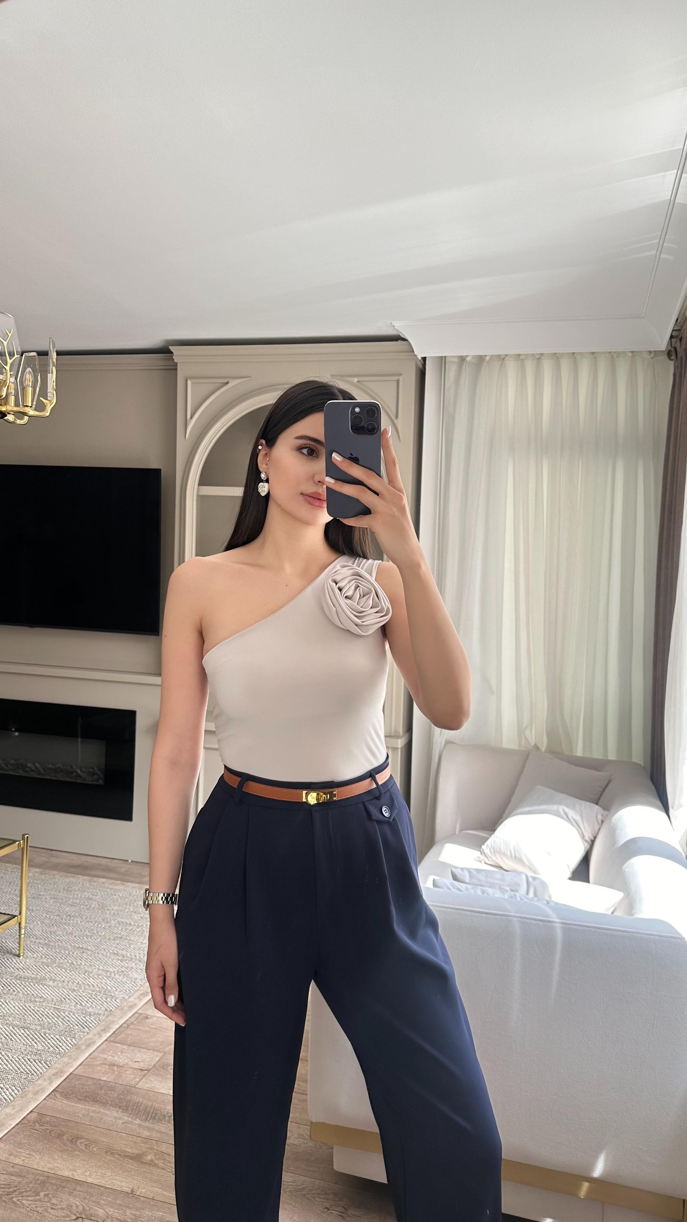 Gül Broşlu Krem Bluz