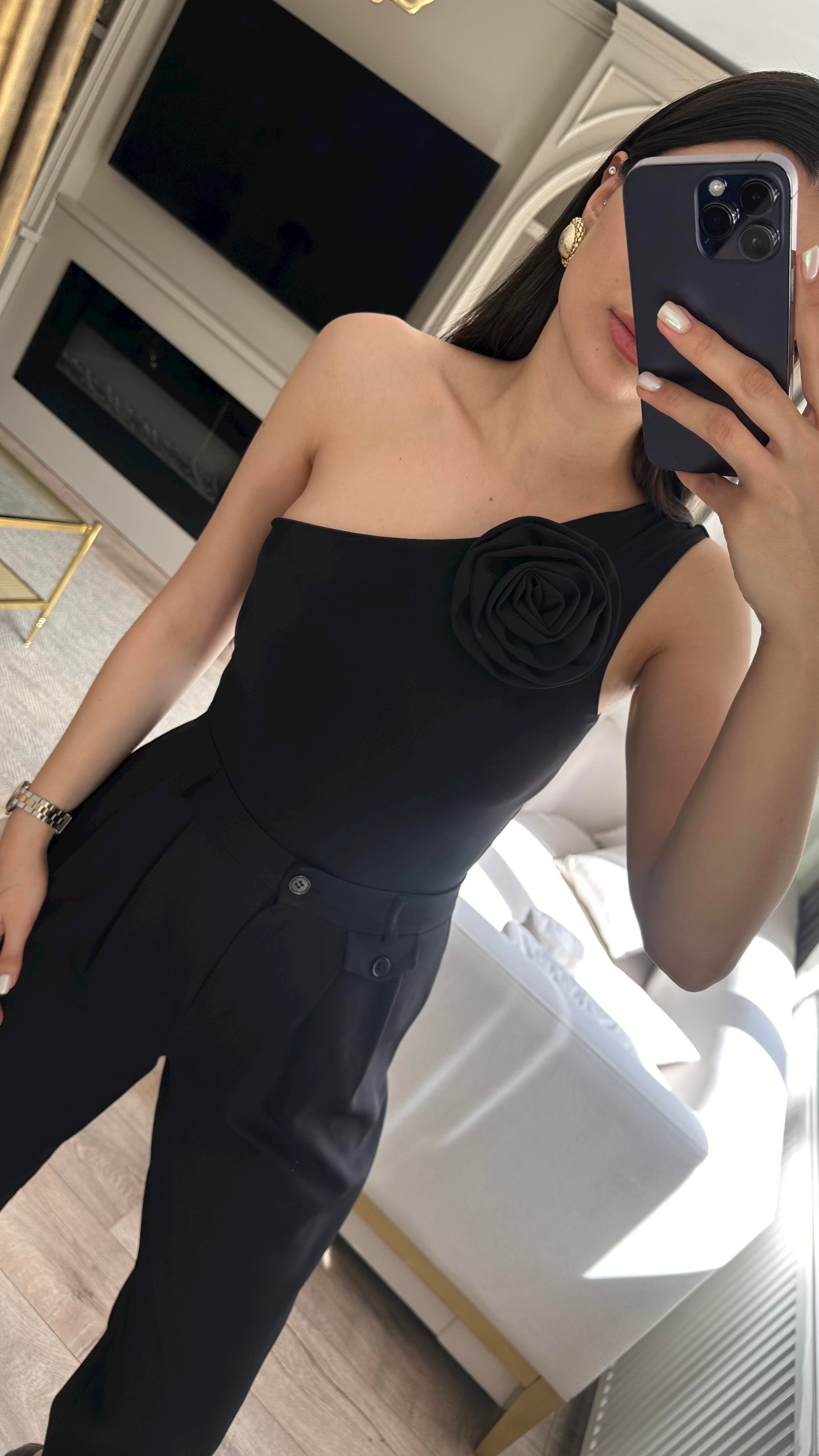 Gül Broşlu Siyah Bluz