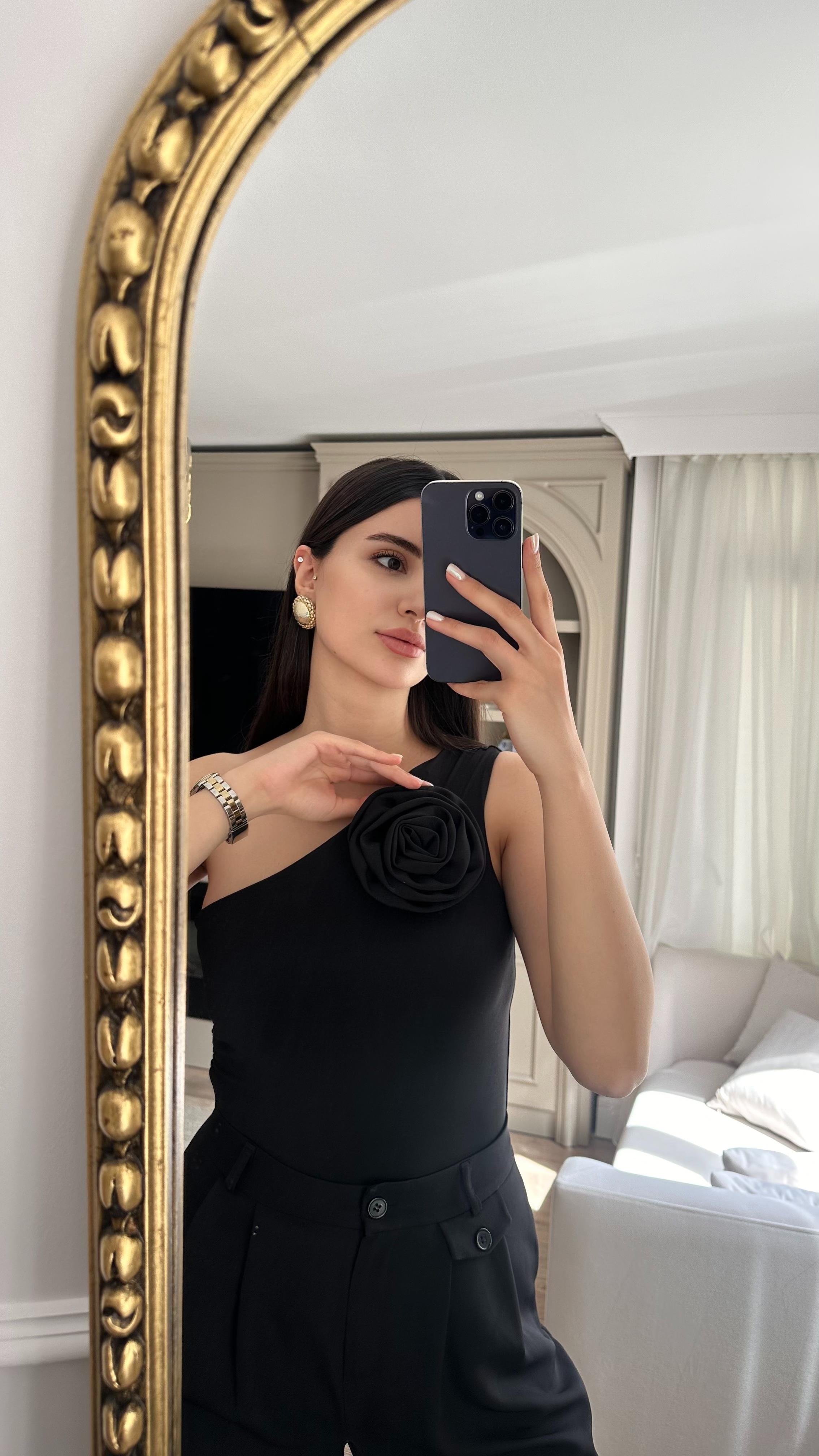 Gül Broşlu Siyah Bluz