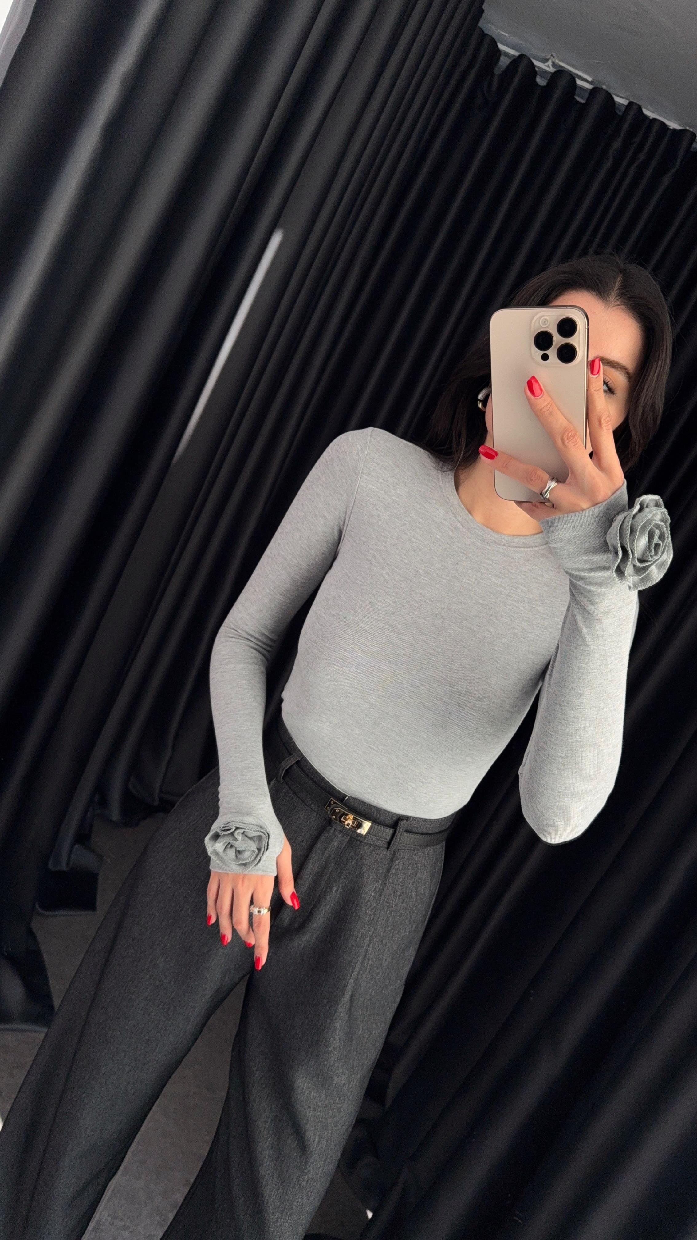 Gül Detaylı Likralı Gri Bluz