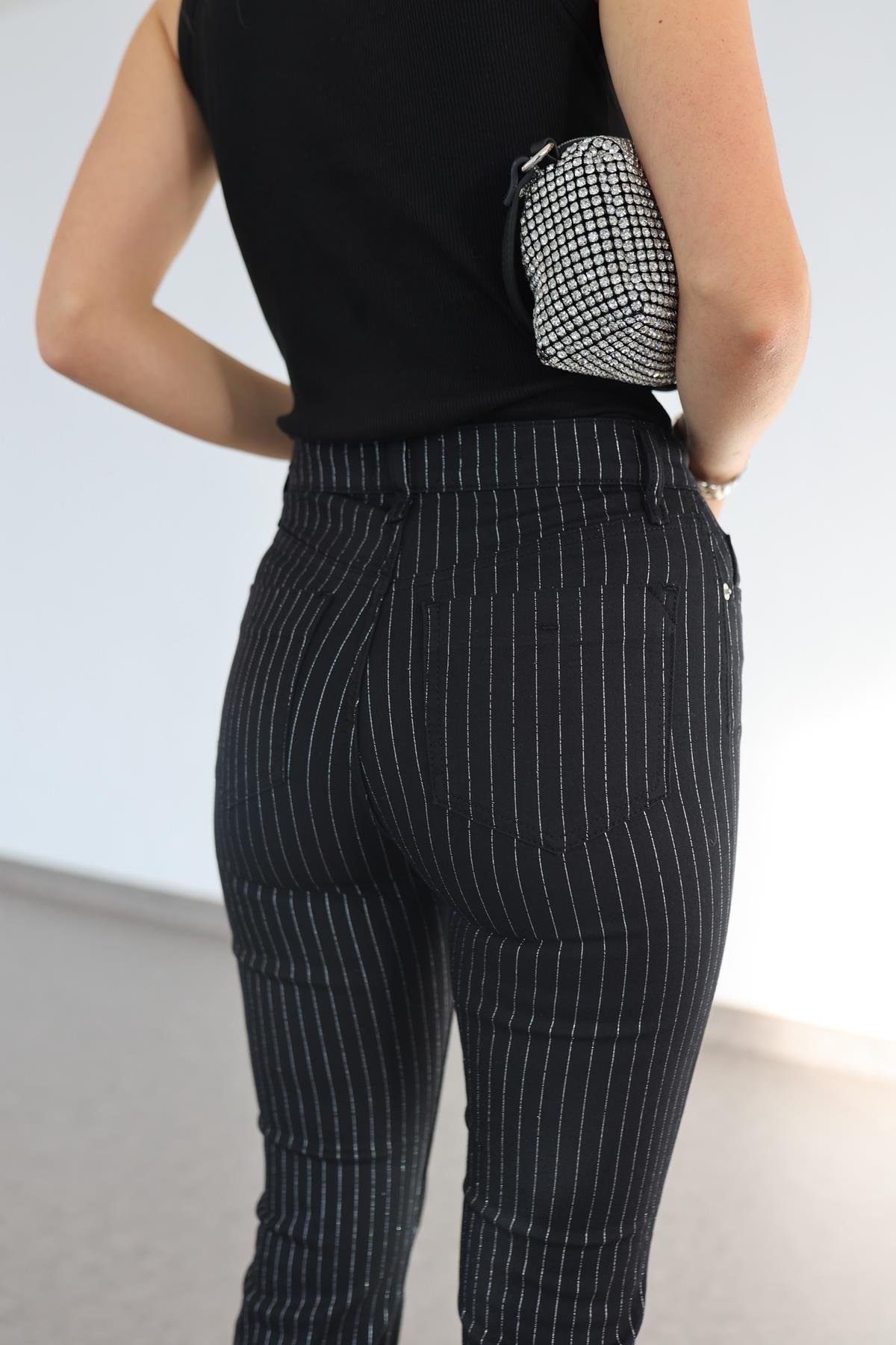 Gümüş Yaldızlı Siyah Jean