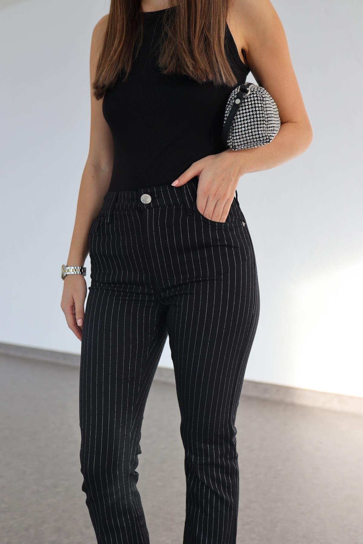 Gümüş Yaldızlı Siyah Jean