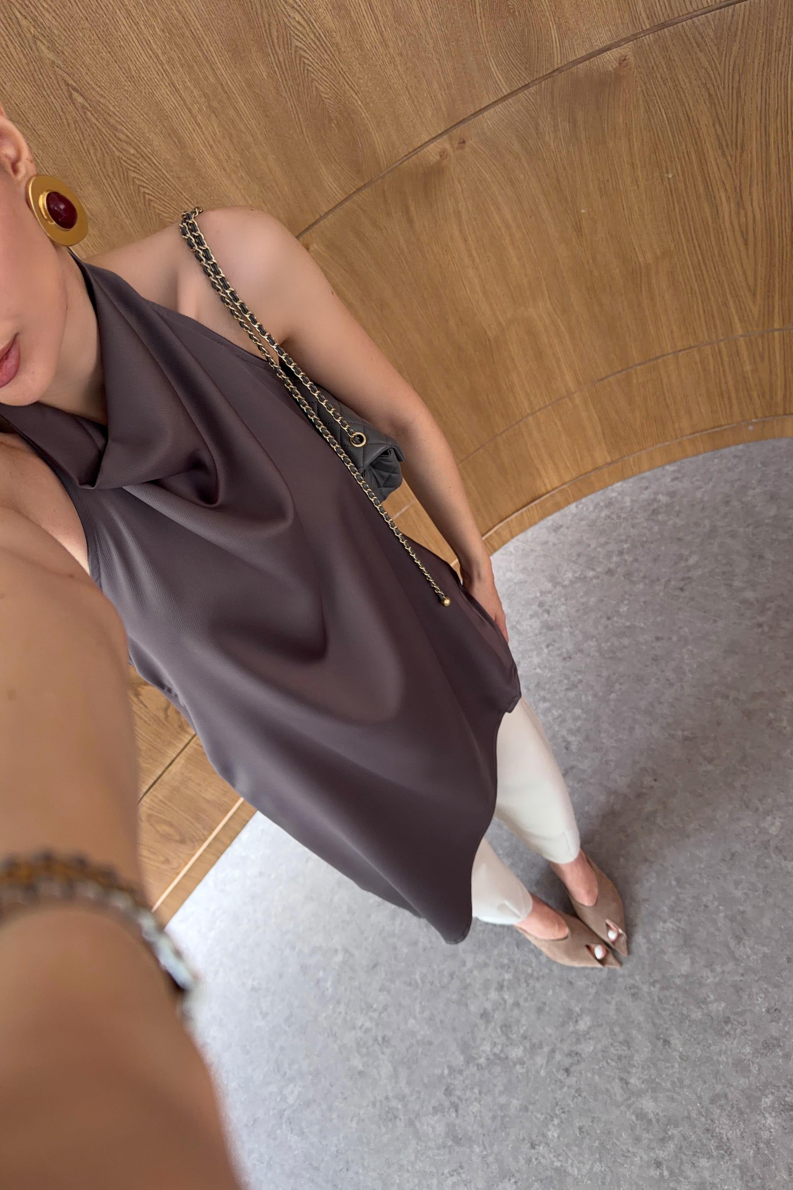 Halter Yaka Drapeli Asimetrik Saten Kahverengi Bluz