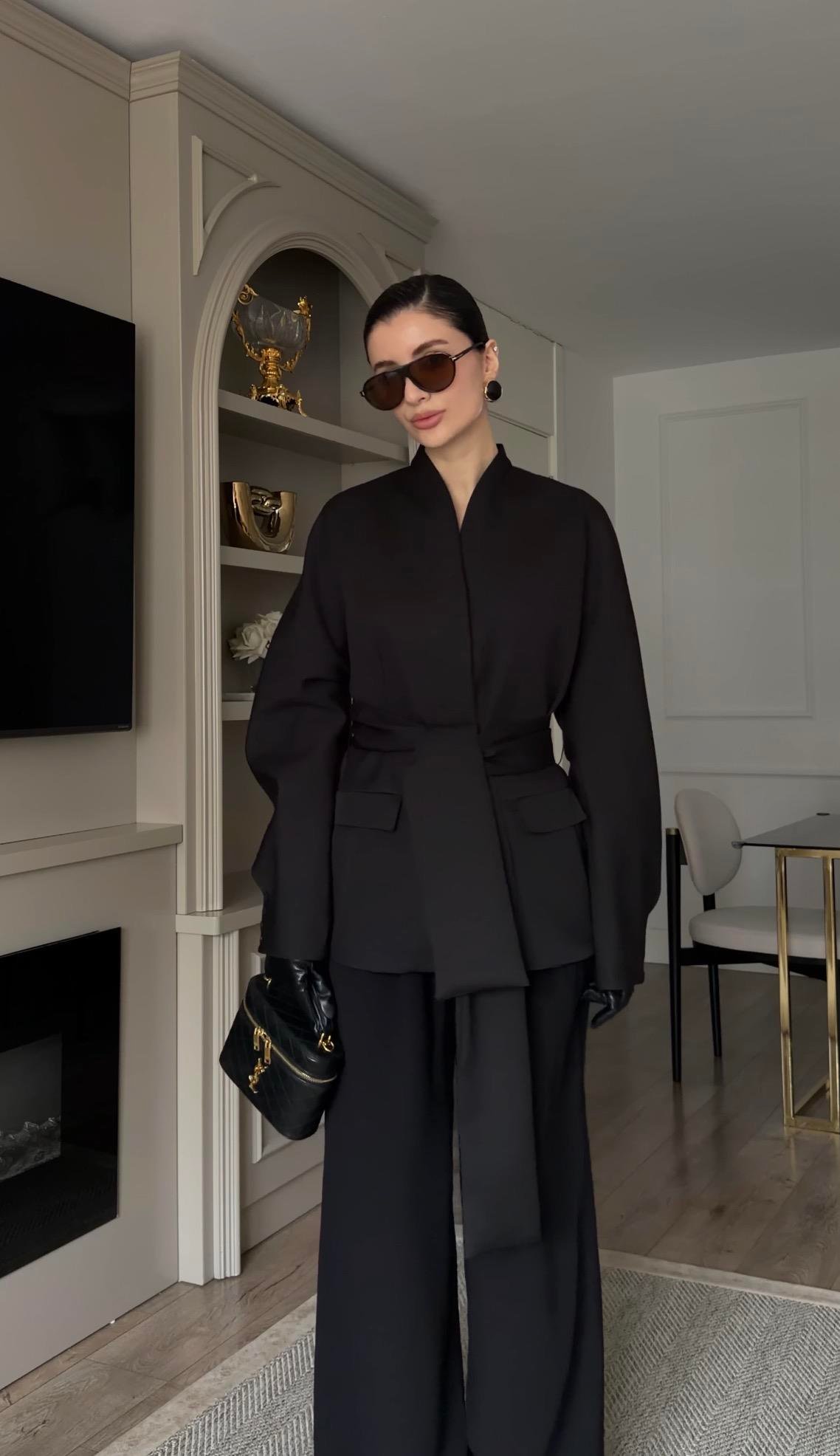 İri Kuşaklı Siyah Ceket