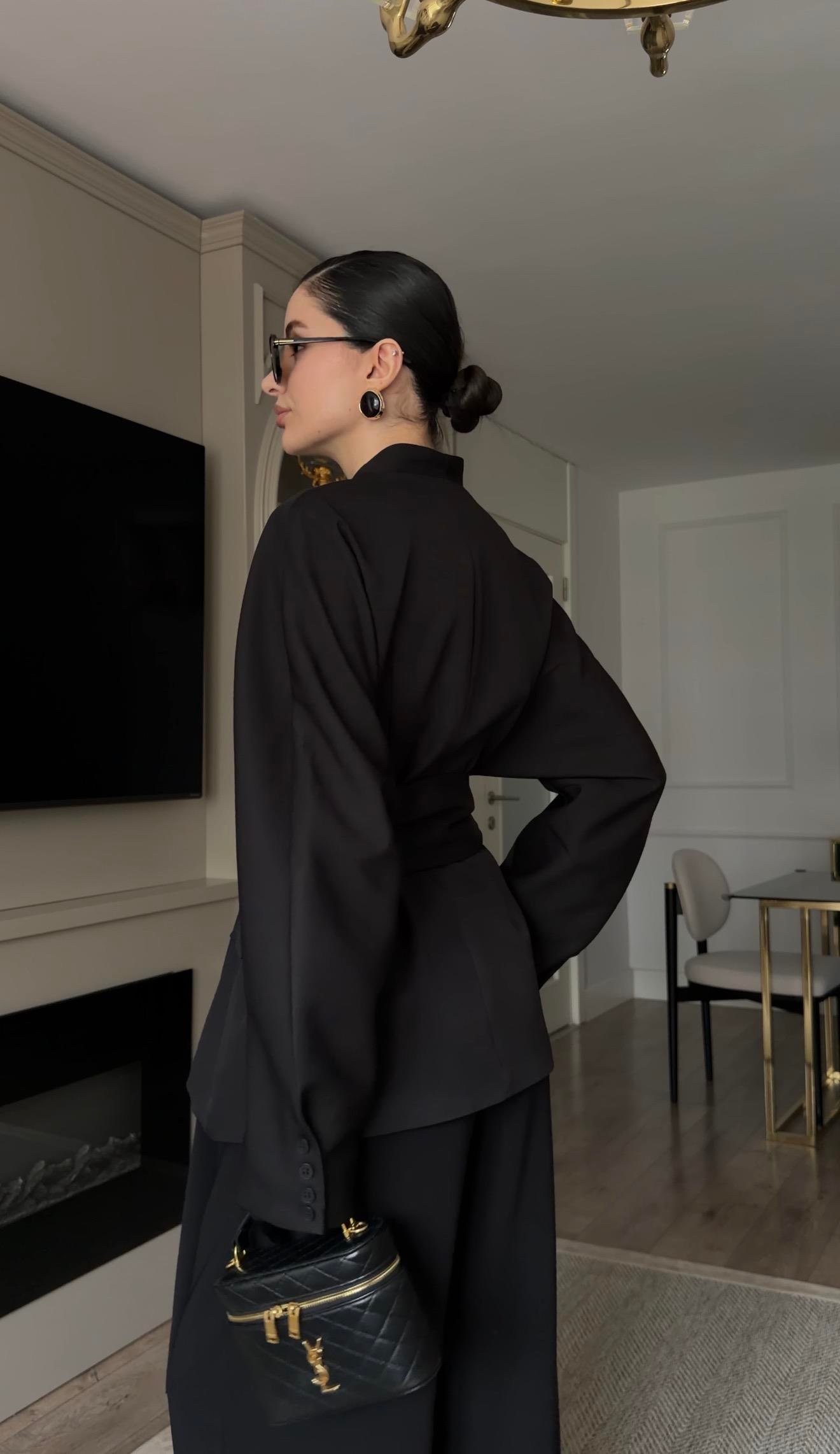 İri Kuşaklı Siyah Ceket