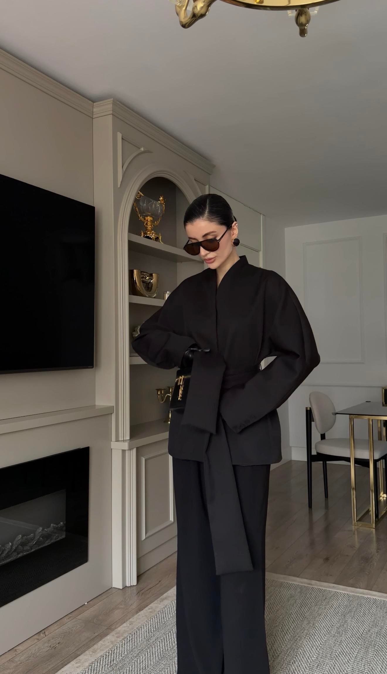 İri Kuşaklı Siyah Ceket