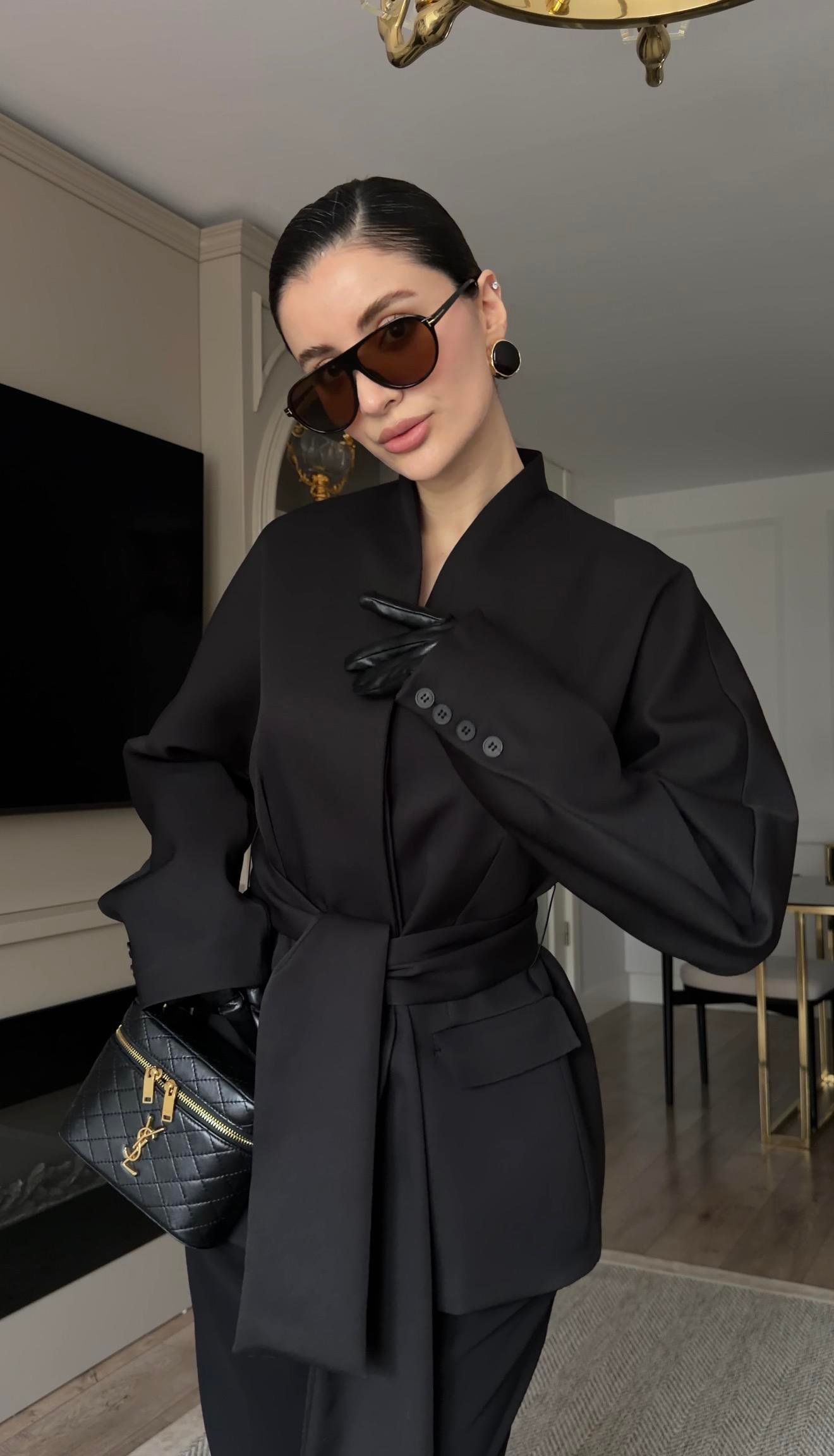 İri Kuşaklı Siyah Ceket