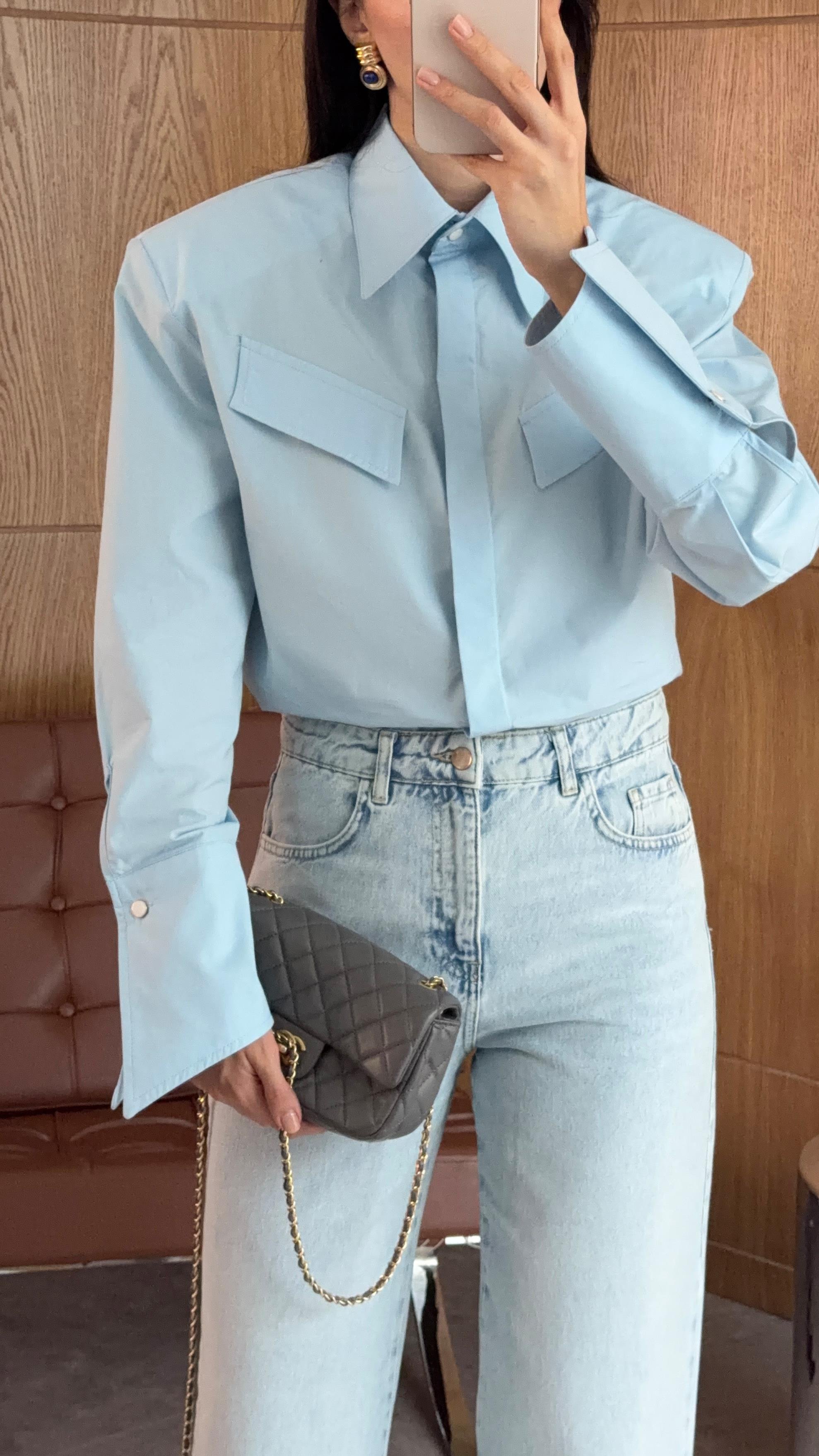 İri Vatkalı Açık Mavi Gömlek