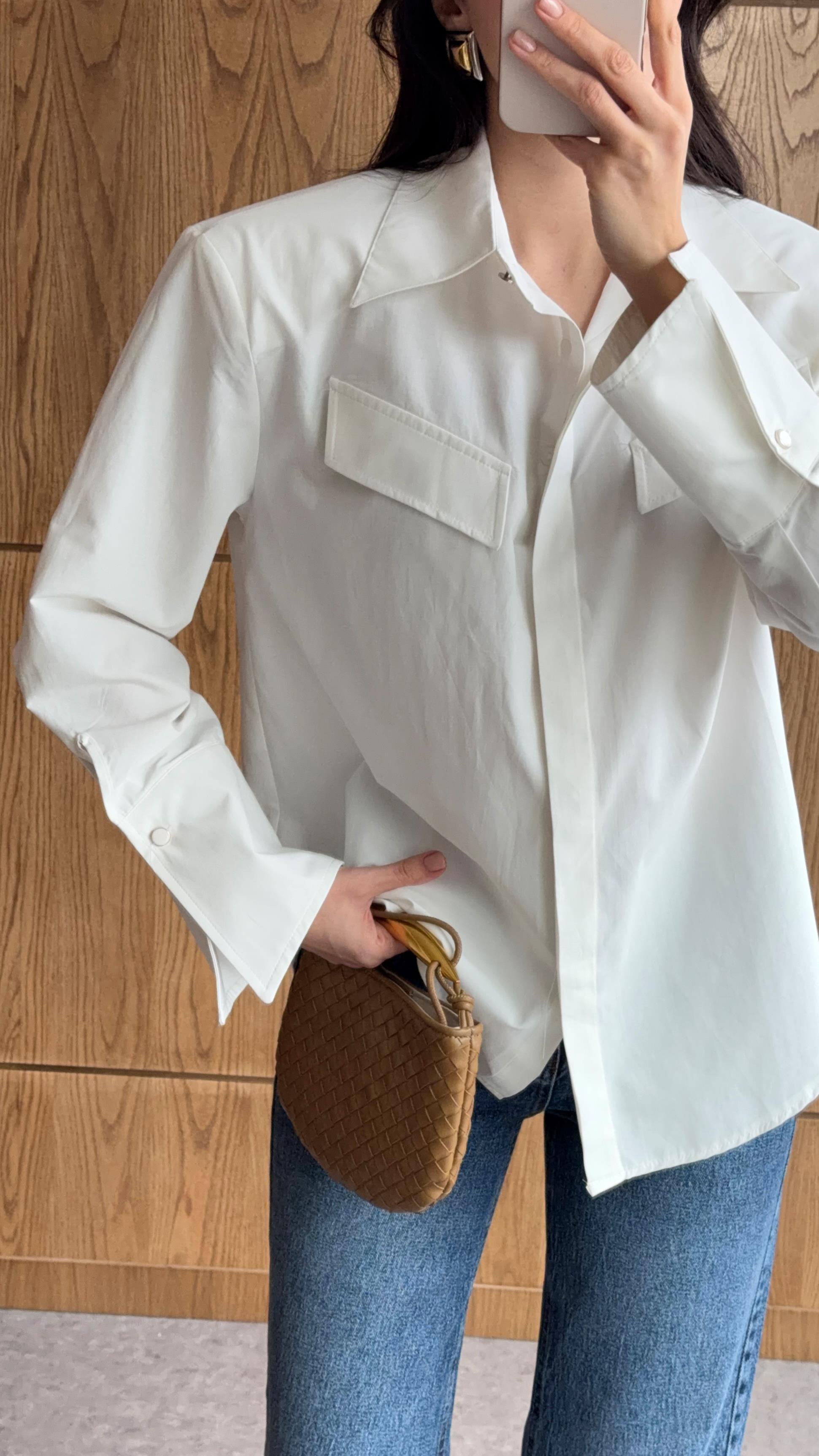 İri Vatkalı Beyaz Gömlek