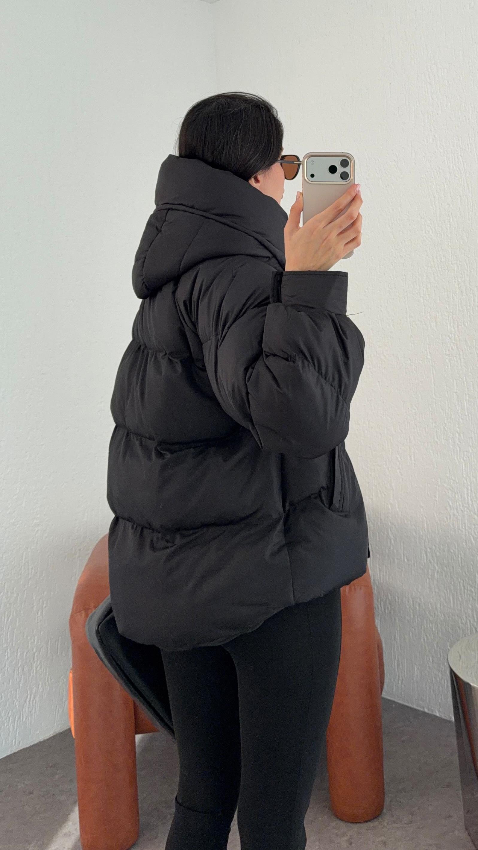 Kapak Detaylı Siyah Şişme Mont