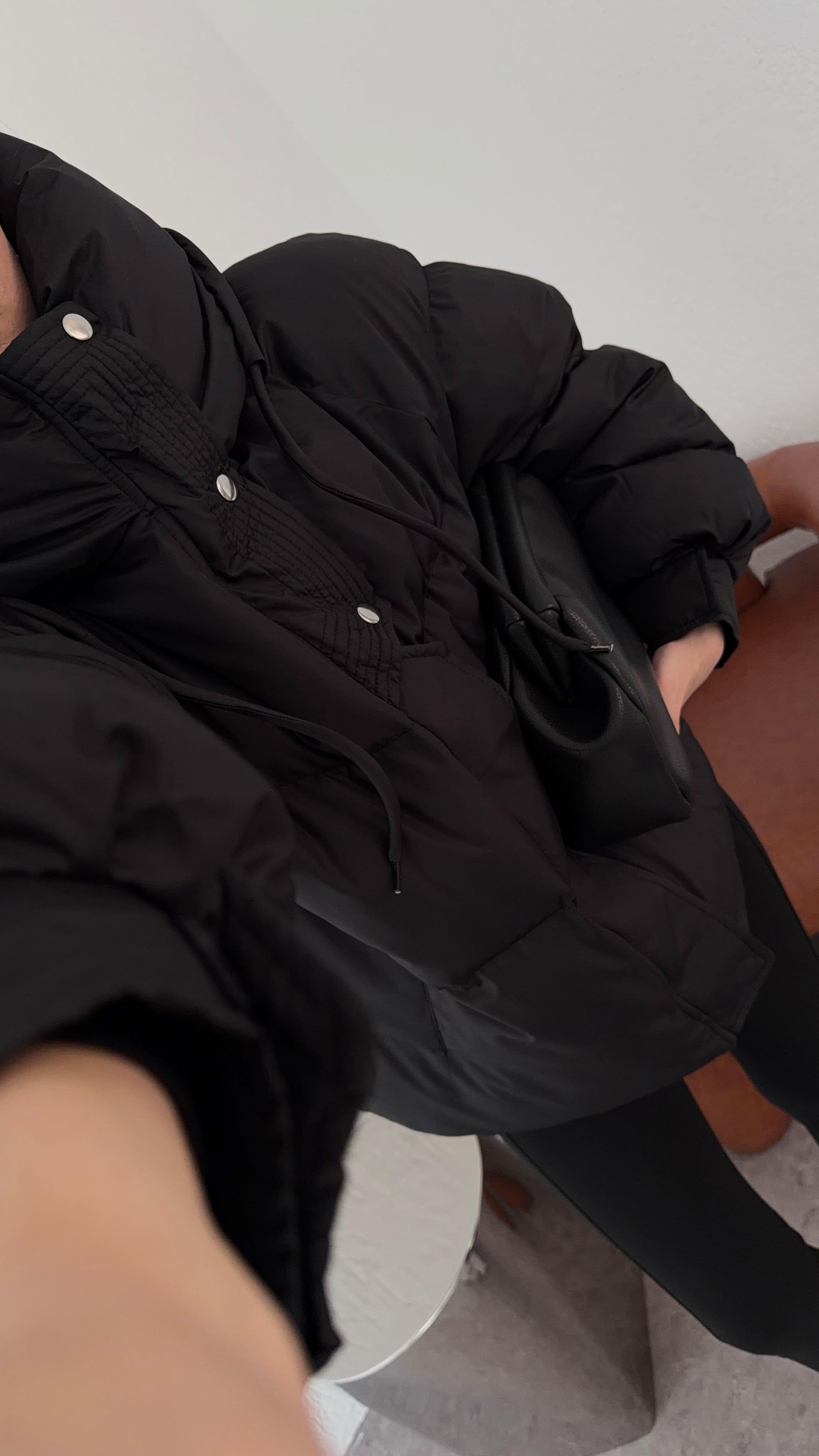 Kapak Detaylı Siyah Şişme Mont