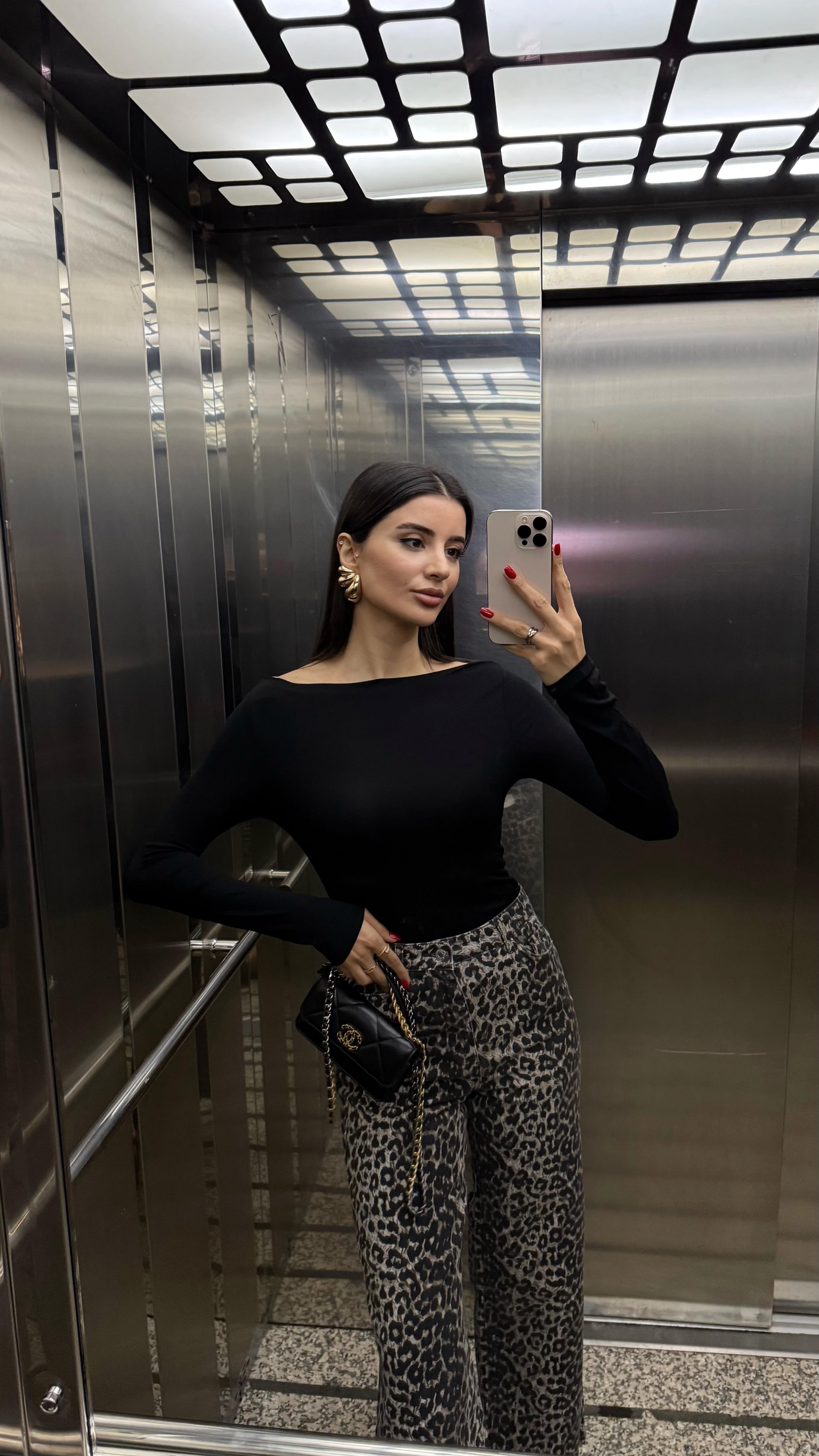 Kayık Yaka Basic Siyah Bluz