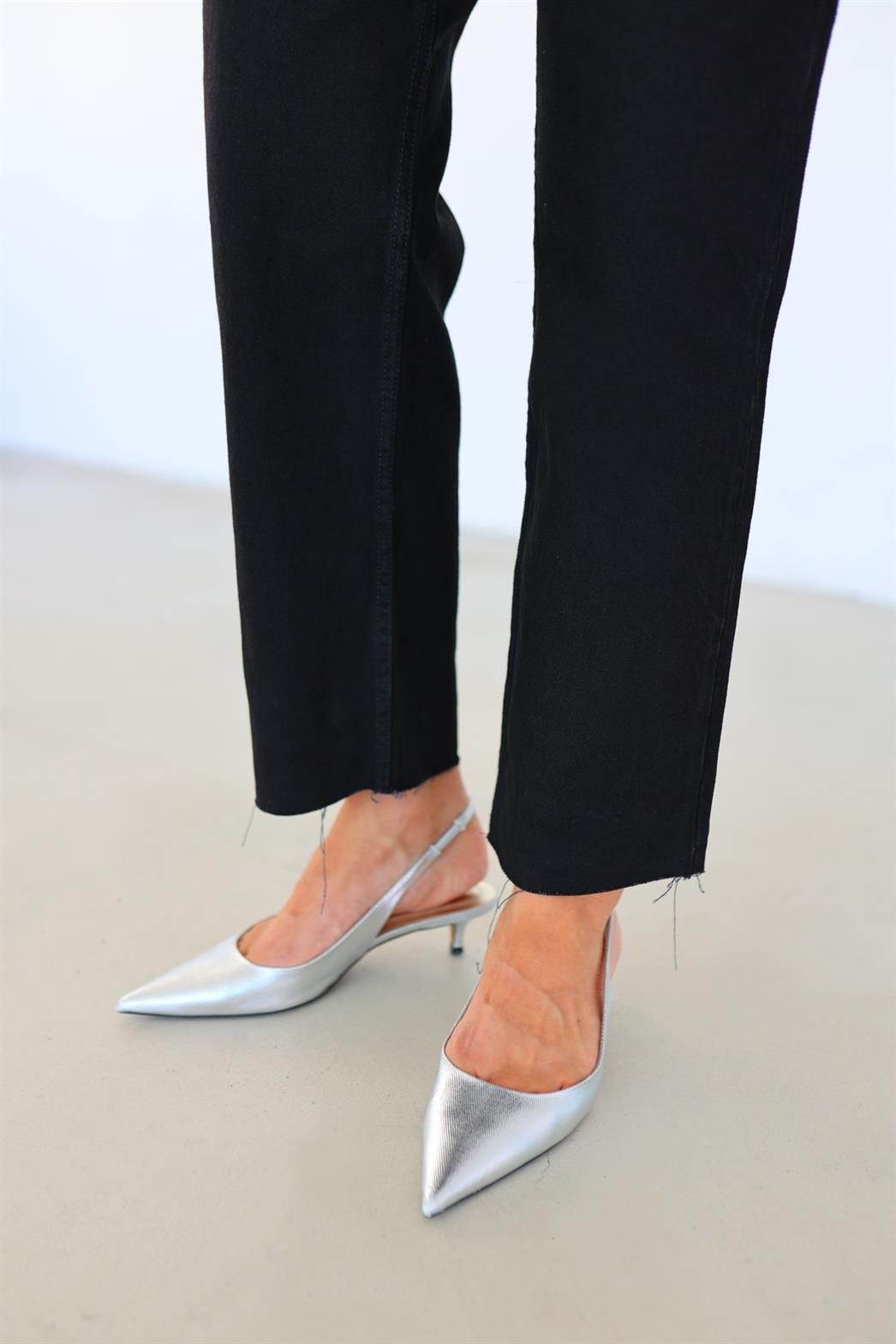 Kesik Paça Siyah Momfit Jean