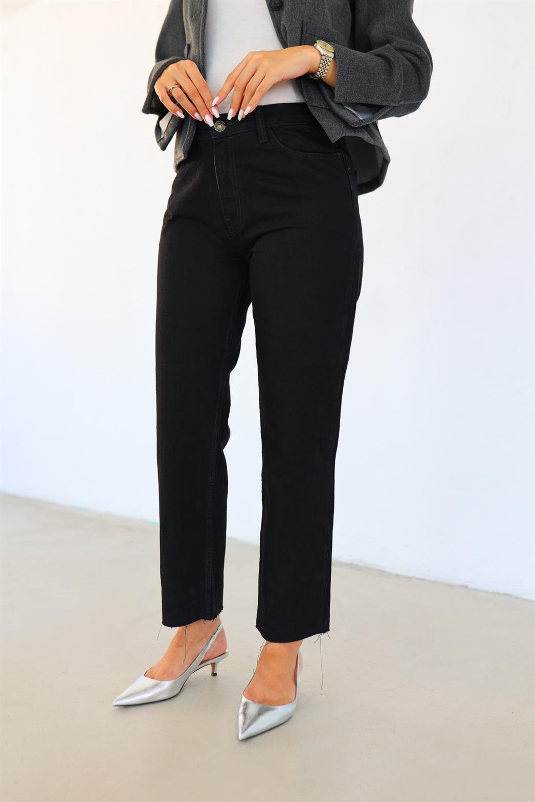 Kesik Paça Siyah Momfit Jean