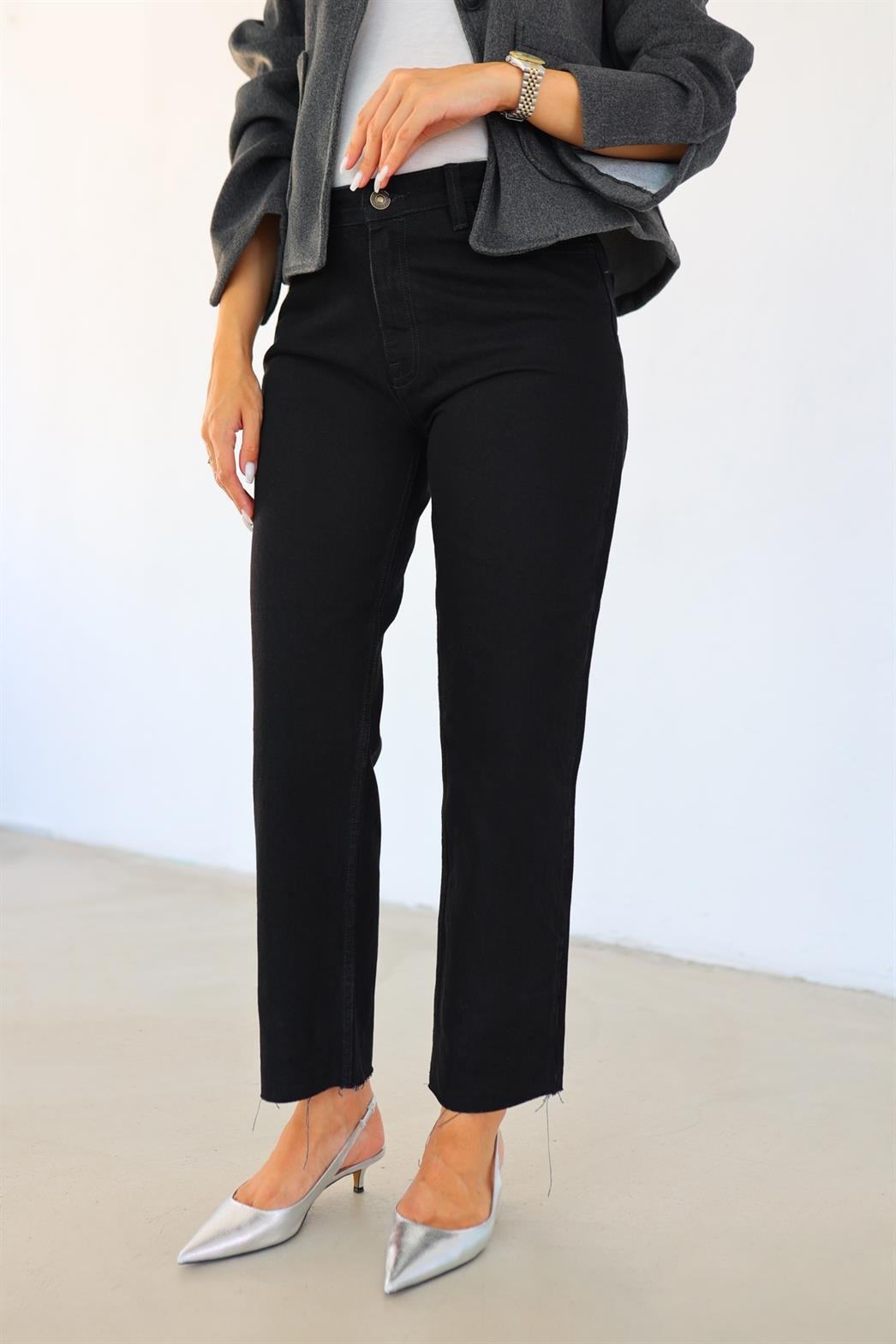 Kesik Paça Siyah Momfit Jean